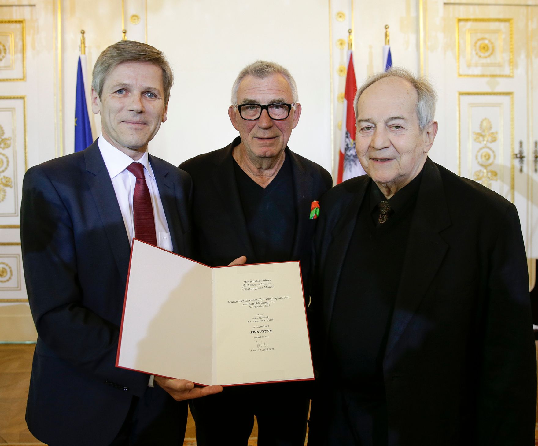 Am 25. April 2016 &uuml;berreichte Kunst- und Kulturminister Josef Ostermayer (l.) die Urkunde, mit der Heinz Marecek (m.) der Berufstitel Professor verliehen wurde. Im Bild mit dem Laudator Otto Schenk (r.).