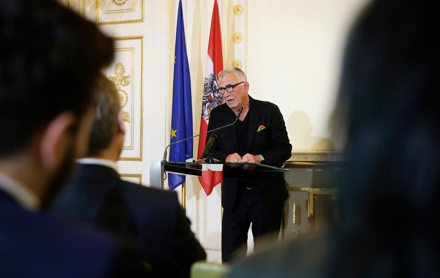 Am 25. April 2016 &uuml;berreichte Kunst- und Kulturminister Josef Ostermayer die Urkunde, mit der Heinz Marecek (im Bild) der Berufstitel Professor verliehen wurde.