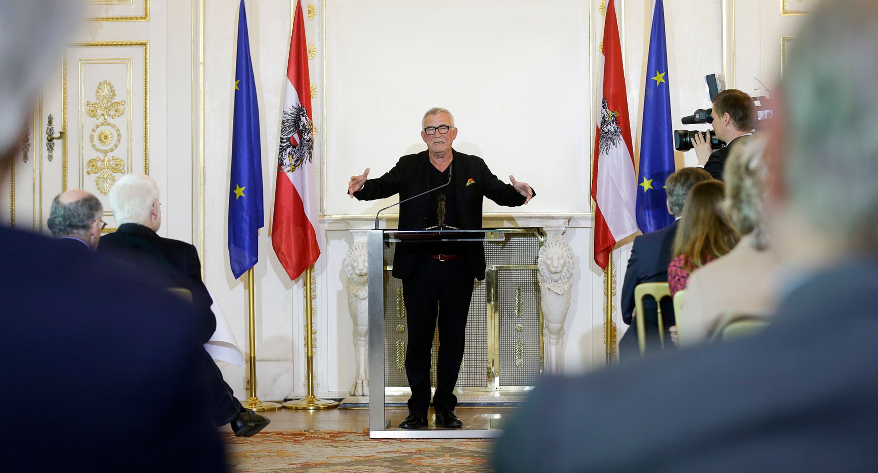 Am 25. April 2016 &uuml;berreichte Kunst- und Kulturminister Josef Ostermayer die Urkunde, mit der Heinz Marecek (im Bild) der Berufstitel Professor verliehen wurde.