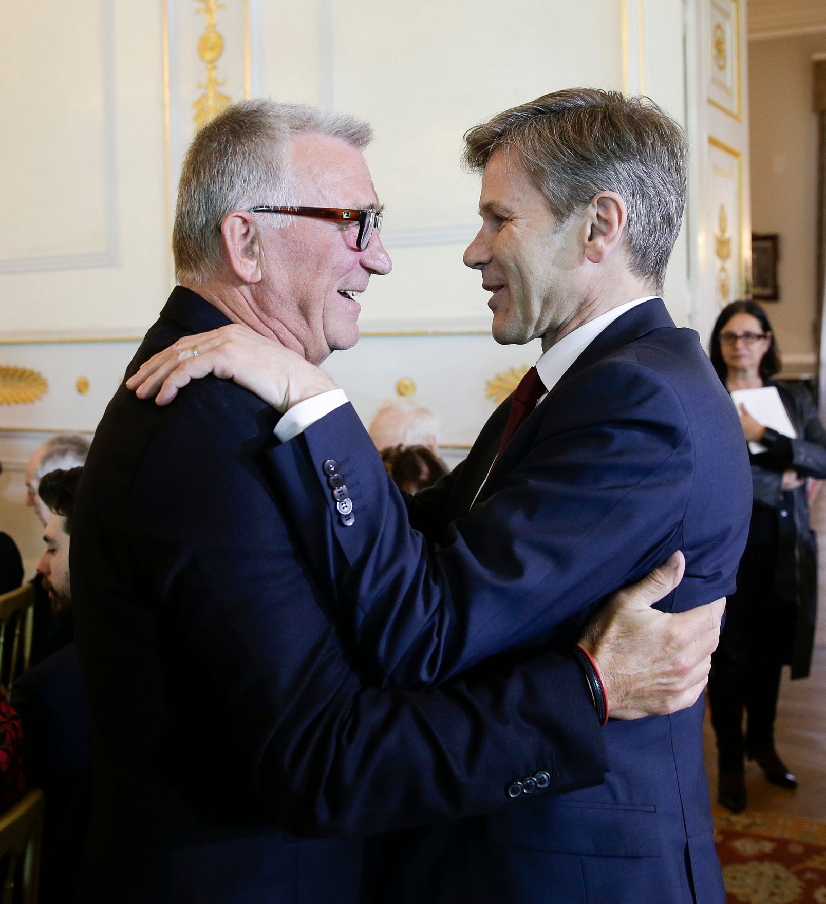 Am 25. April 2016 &uuml;berreichte Kunst- und Kulturminister Josef Ostermayer (r.) die Urkunde, mit der Heinz Marecek (l.) der Berufstitel Professor verliehen wurde.