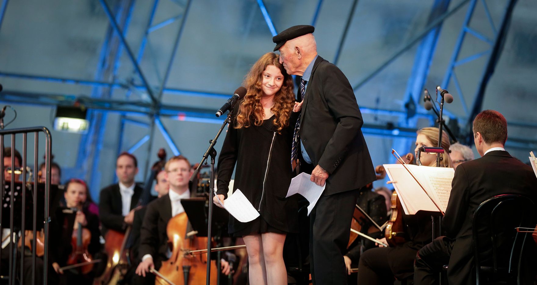 Am 8. Mai 2016 fand das Fest der Freude am Heldenplatz statt. Im Bild der Zeitzeuge Daniel Chanoch (r.) mit seiner Enkelin (l.).