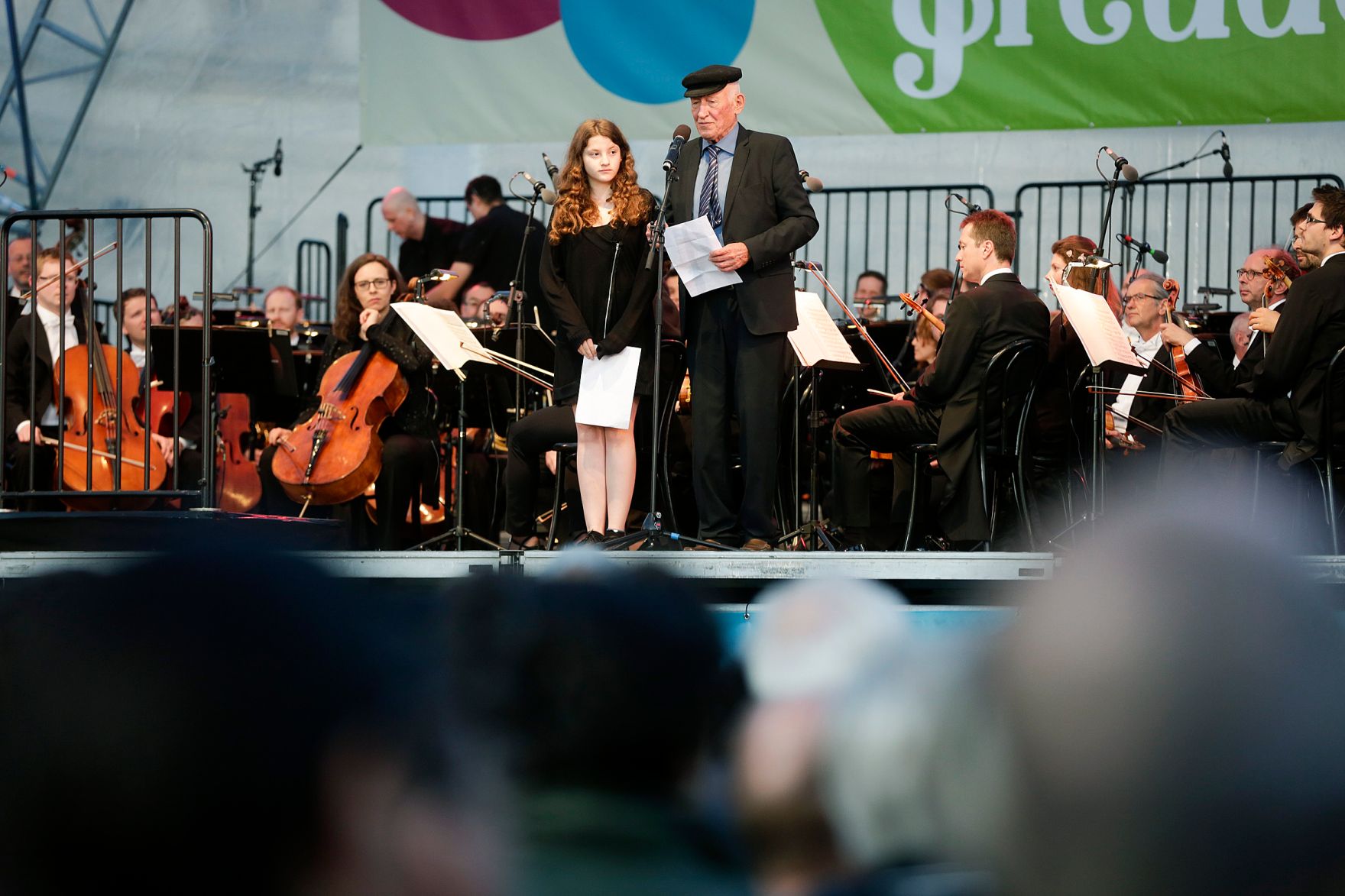 Am 8. Mai 2016 fand das Fest der Freude am Heldenplatz statt. Im Bild der Zeitzeuge Daniel Chanoch (r.) mit seiner Enkelin (l.).