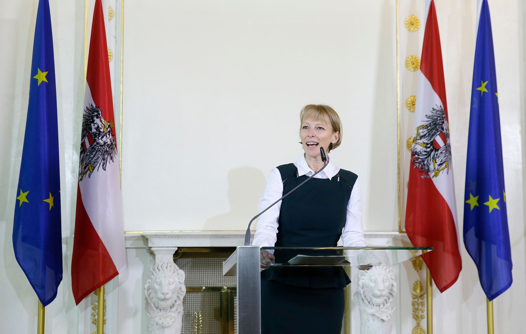 Am 11. Mai 2016 &uuml;berreichte Kunst- und Kulturminister Josef Ostermayer das Gro&szlig;e Ehrenzeichen f&uuml;r Verdienste um die Republik &Ouml;sterreich an die &ouml;sterreichische Skirennl&auml;uferin Anna Veith. Im Bild Sektionschefin Nicole Bayer.