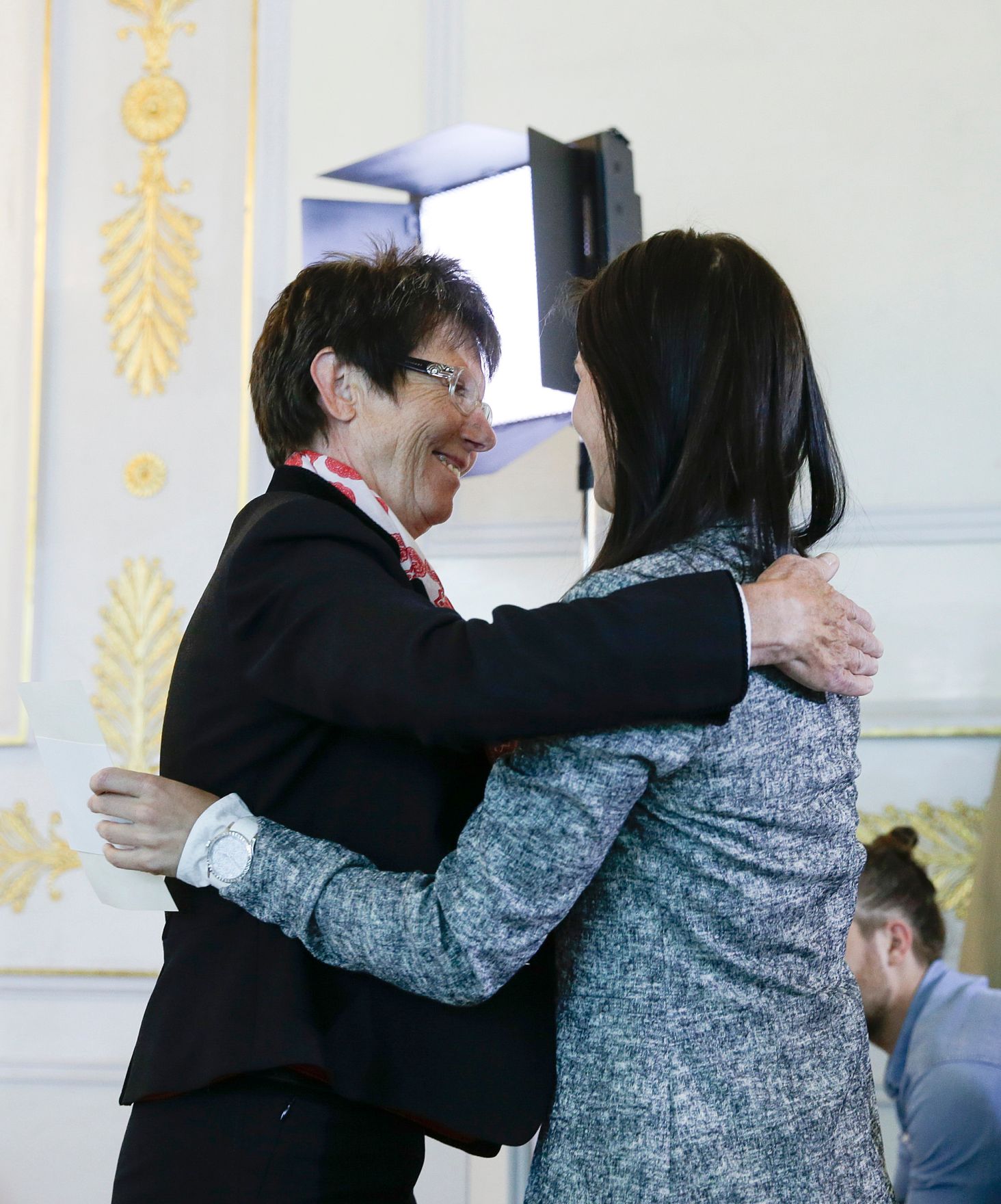 Am 11. Mai 2016 &uuml;berreichte Kunst- und Kulturminister Josef Ostermayer das Gro&szlig;e Ehrenzeichen f&uuml;r Verdienste um die Republik &Ouml;sterreich an die &ouml;sterreichische Skirennl&auml;uferin Anna Veith (r.). Im Bild mit der Laudatorin Annemarie Moser-Pr&ouml;ll (l.).