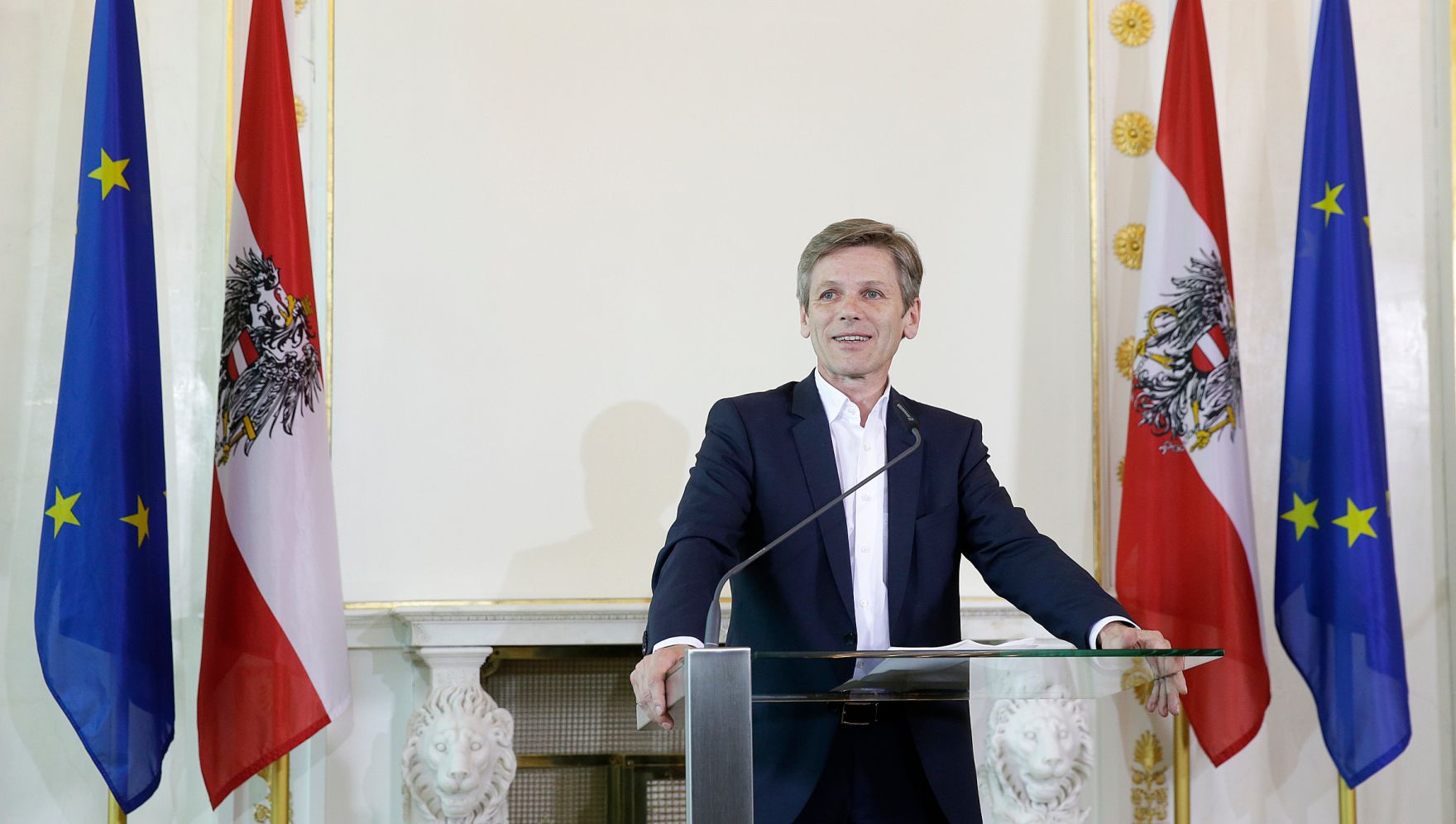 Am 11. Mai 2016 &uuml;berreichte Kunst- und Kulturminister Josef Ostermayer (im Bild) das Gro&szlig;e Ehrenzeichen f&uuml;r Verdienste um die Republik &Ouml;sterreich an die &ouml;sterreichische Skirennl&auml;uferin Anna Veith.