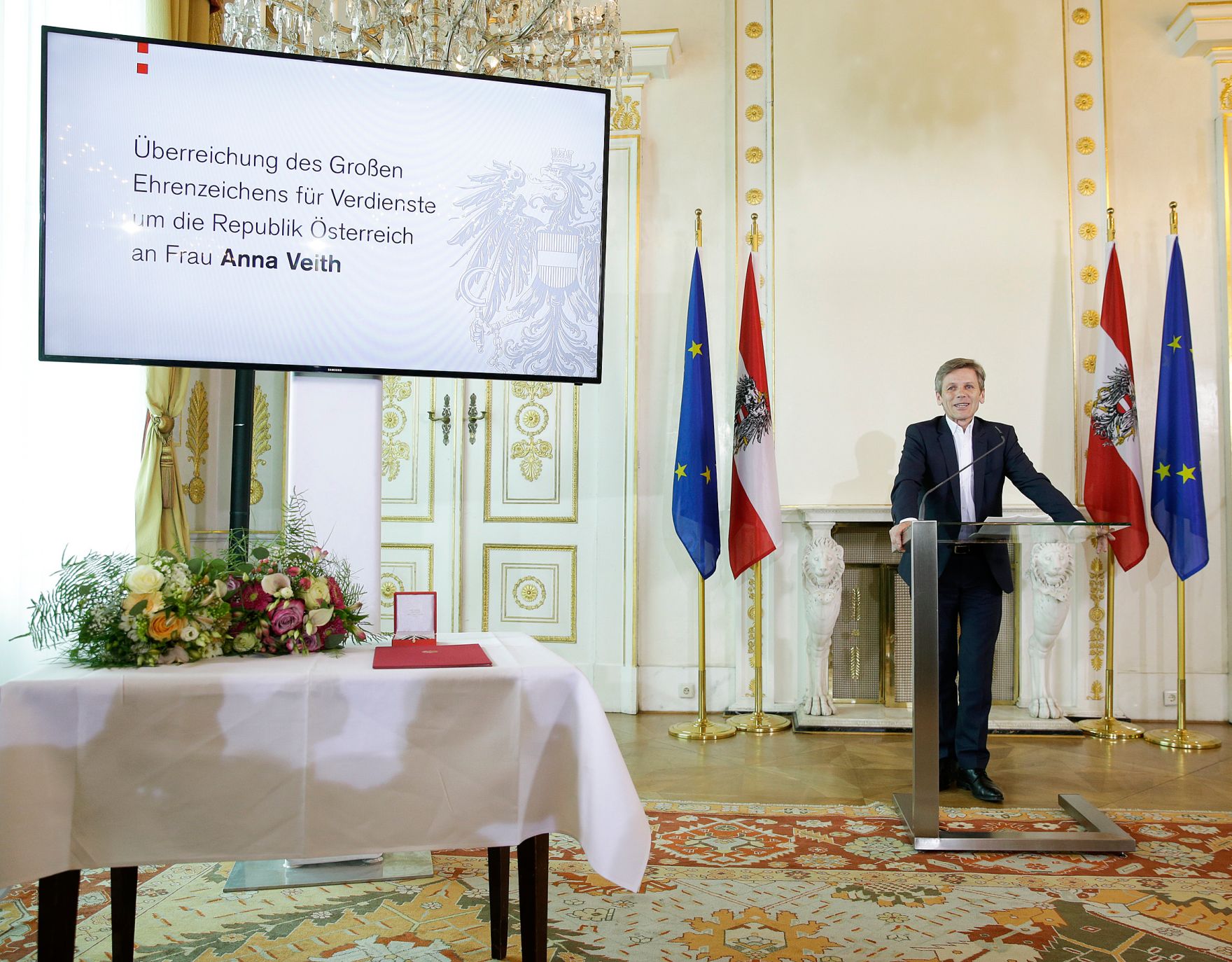 Am 11. Mai 2016 &uuml;berreichte Kunst- und Kulturminister Josef Ostermayer (im Bild) das Gro&szlig;e Ehrenzeichen f&uuml;r Verdienste um die Republik &Ouml;sterreich an die &ouml;sterreichische Skirennl&auml;uferin Anna Veith.