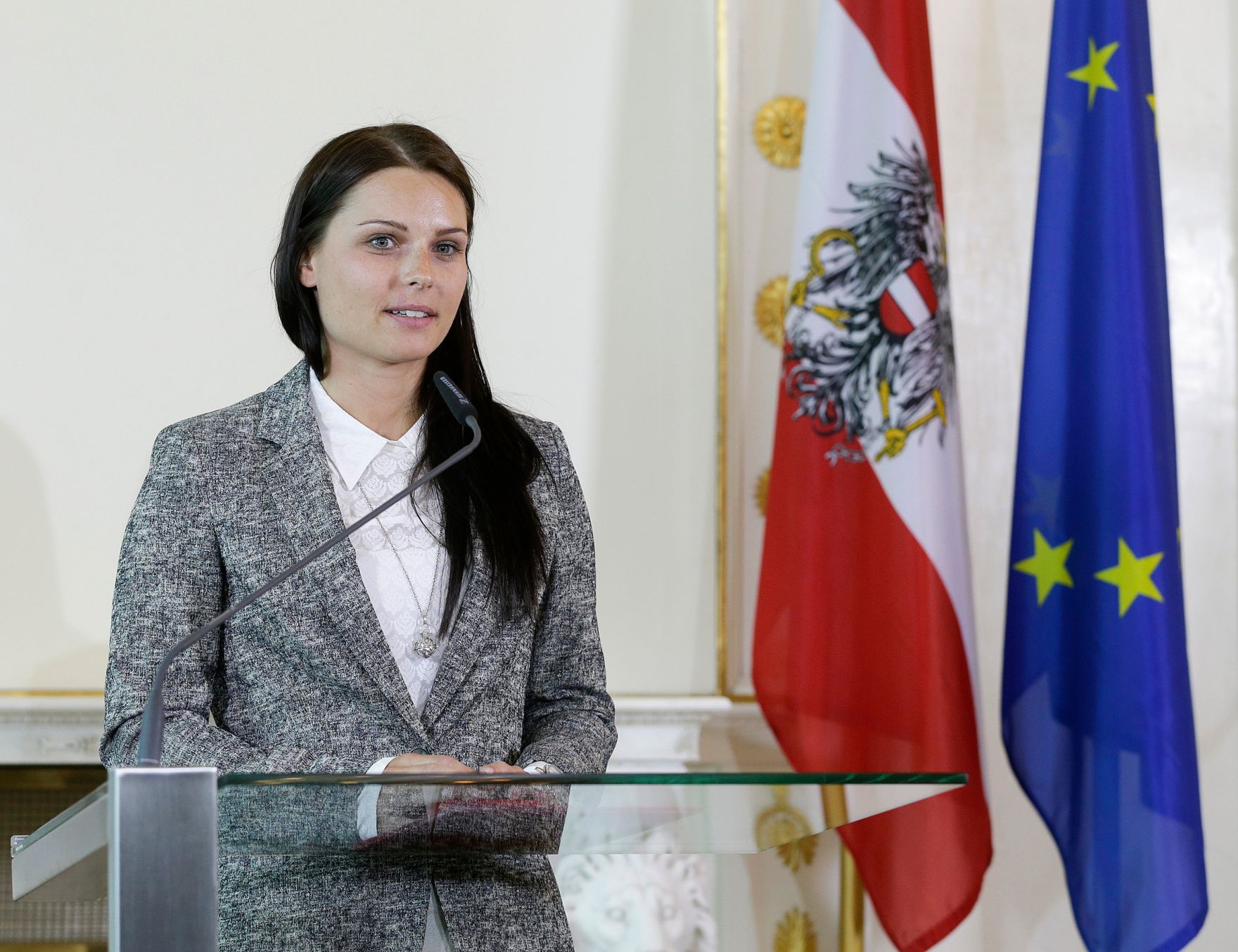 Am 11. Mai 2016 &uuml;berreichte Kunst- und Kulturminister Josef Ostermayer das Gro&szlig;e Ehrenzeichen f&uuml;r Verdienste um die Republik &Ouml;sterreich an die &ouml;sterreichische Skirennl&auml;uferin Anna Veith (im Bild).