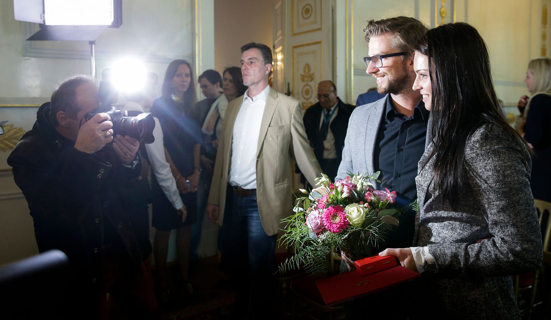 Am 11. Mai 2016 &uuml;berreichte Kunst- und Kulturminister Josef Ostermayer das Gro&szlig;e Ehrenzeichen f&uuml;r Verdienste um die Republik &Ouml;sterreich an die &ouml;sterreichische Skirennl&auml;uferin Anna Veith (r.). Im Bild mit Ehemann Manuel (l.).