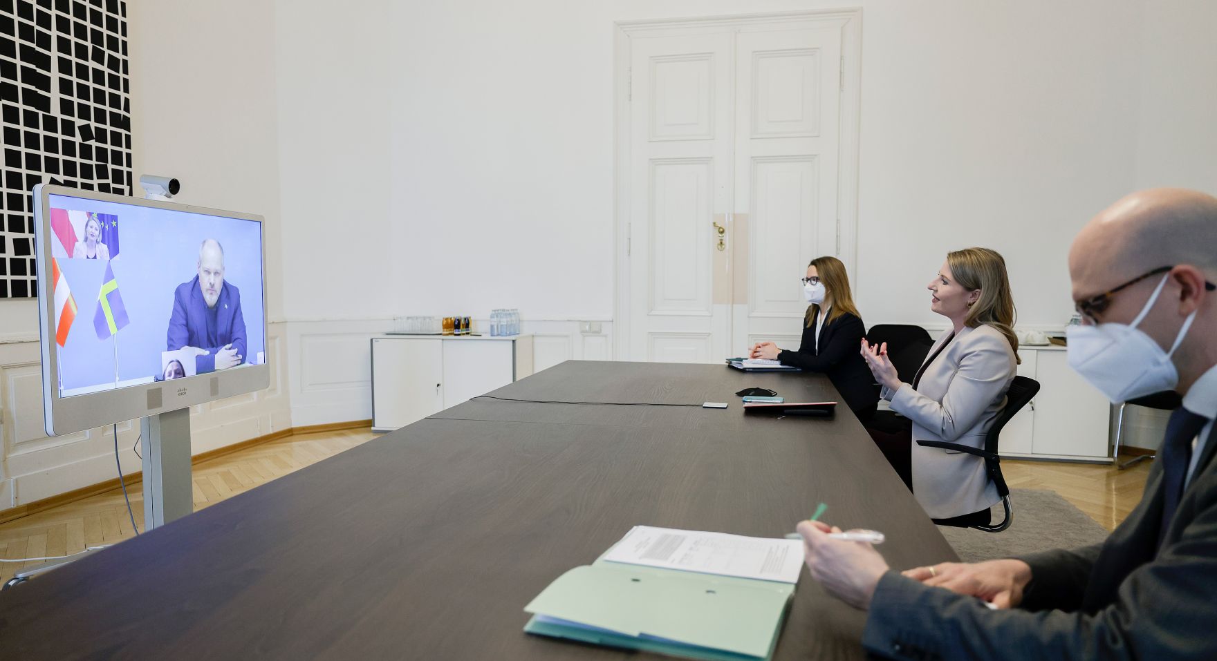 Am 16. Februar 2021 fand ein Austausch zwischen Bundesministerin Susanne Raab und dem schwedischen Justiz- und Migrationsminister Morgan Johansson statt.