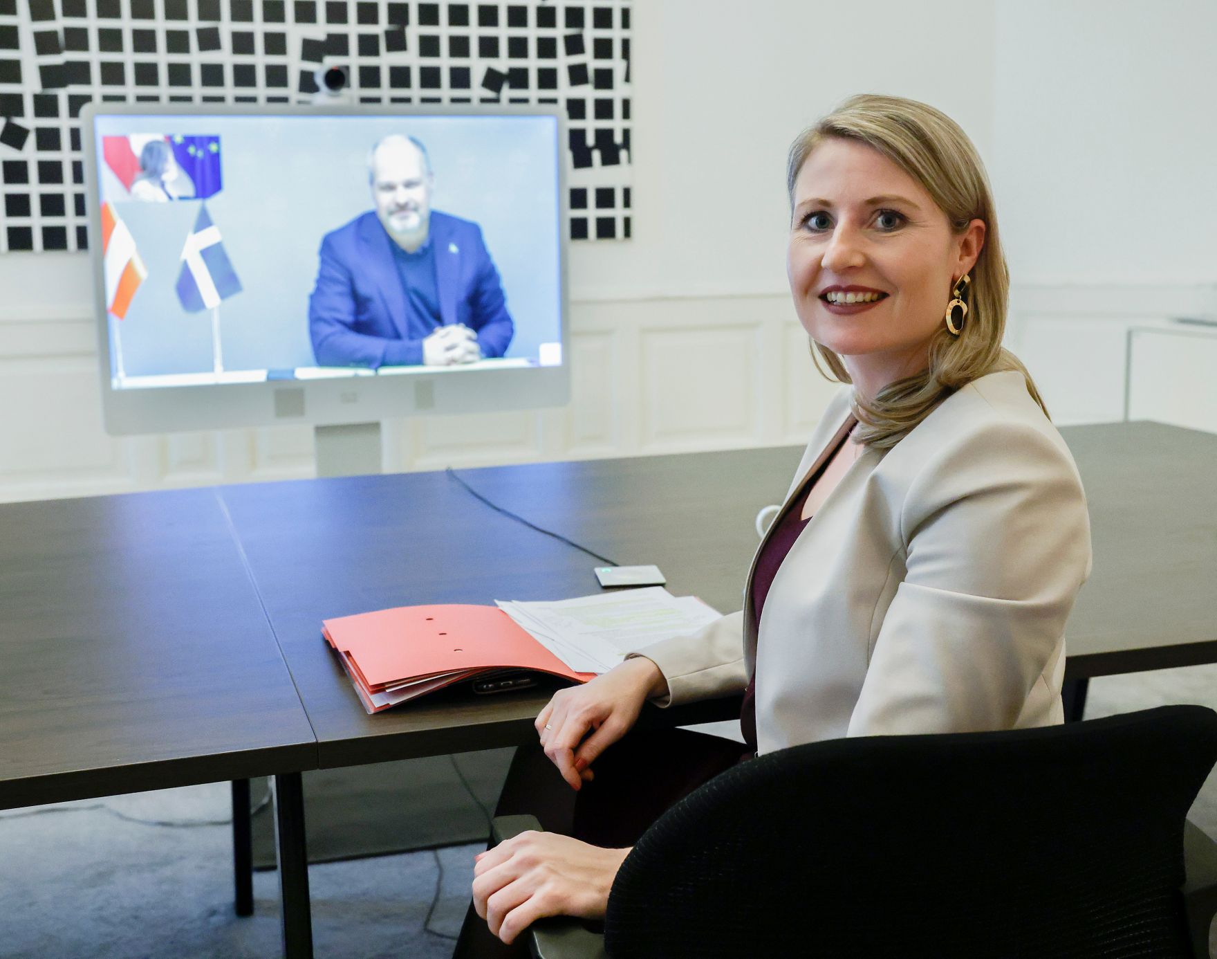 Am 16. Februar 2021 fand ein Austausch zwischen Bundesministerin Susanne Raab und dem schwedischen Justiz- und Migrationsminister Morgan Johansson statt.