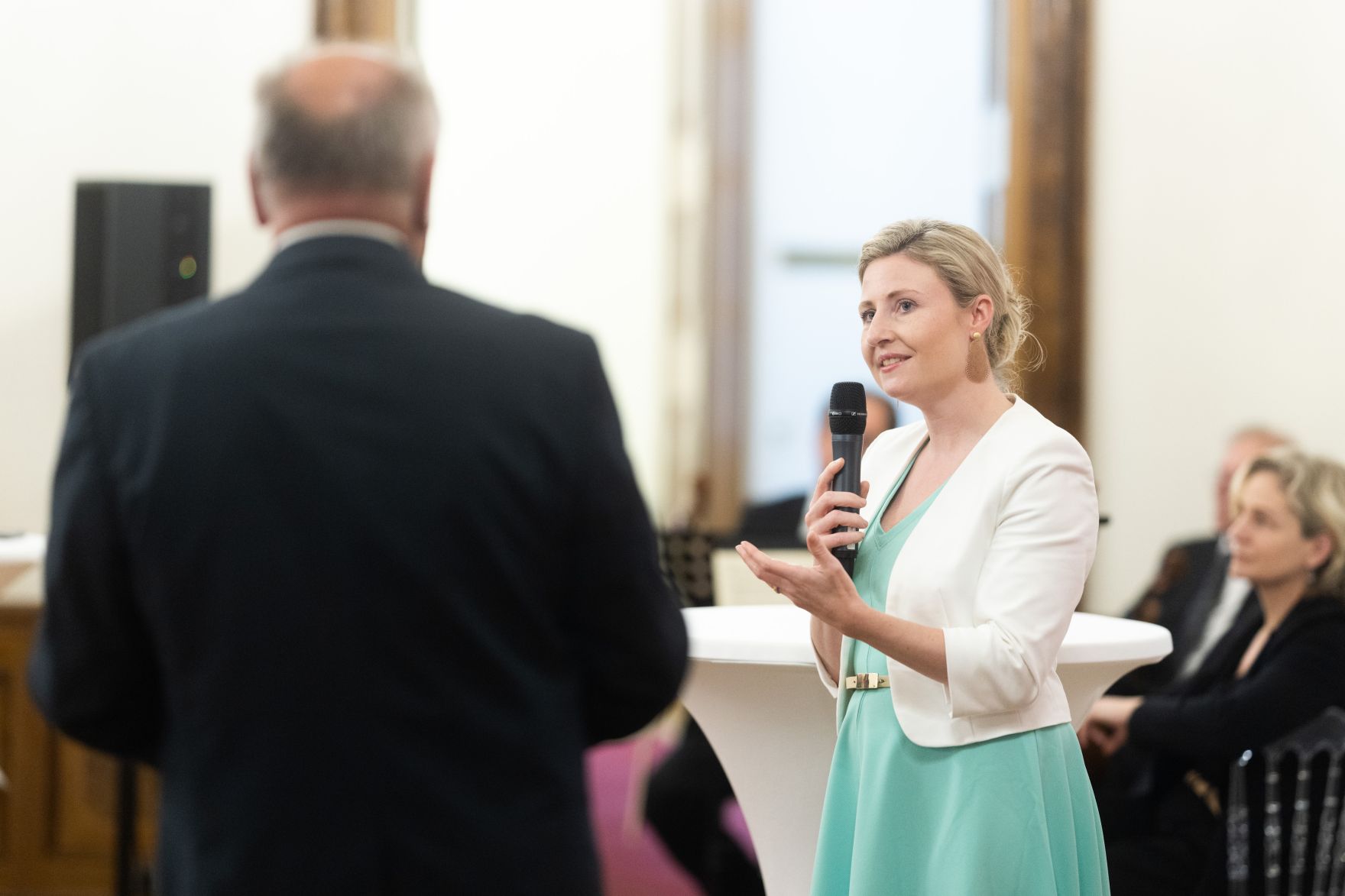 Am 3. Mai 2023 empfing Bundesministerin Susanne Raab (r.) anl&auml;sslich 40 Jahre Buddhismus in &Ouml;sterreich Vertreterinnen und Vertreter der &Ouml;sterreichischen Religionsgesellschaften. Im Bild mit Gerhard Wei&szlig;grab (l.) dem Pr&auml;sidenten der &Ouml;sterreichischen Buddhistischen Religionsgesellschaft.