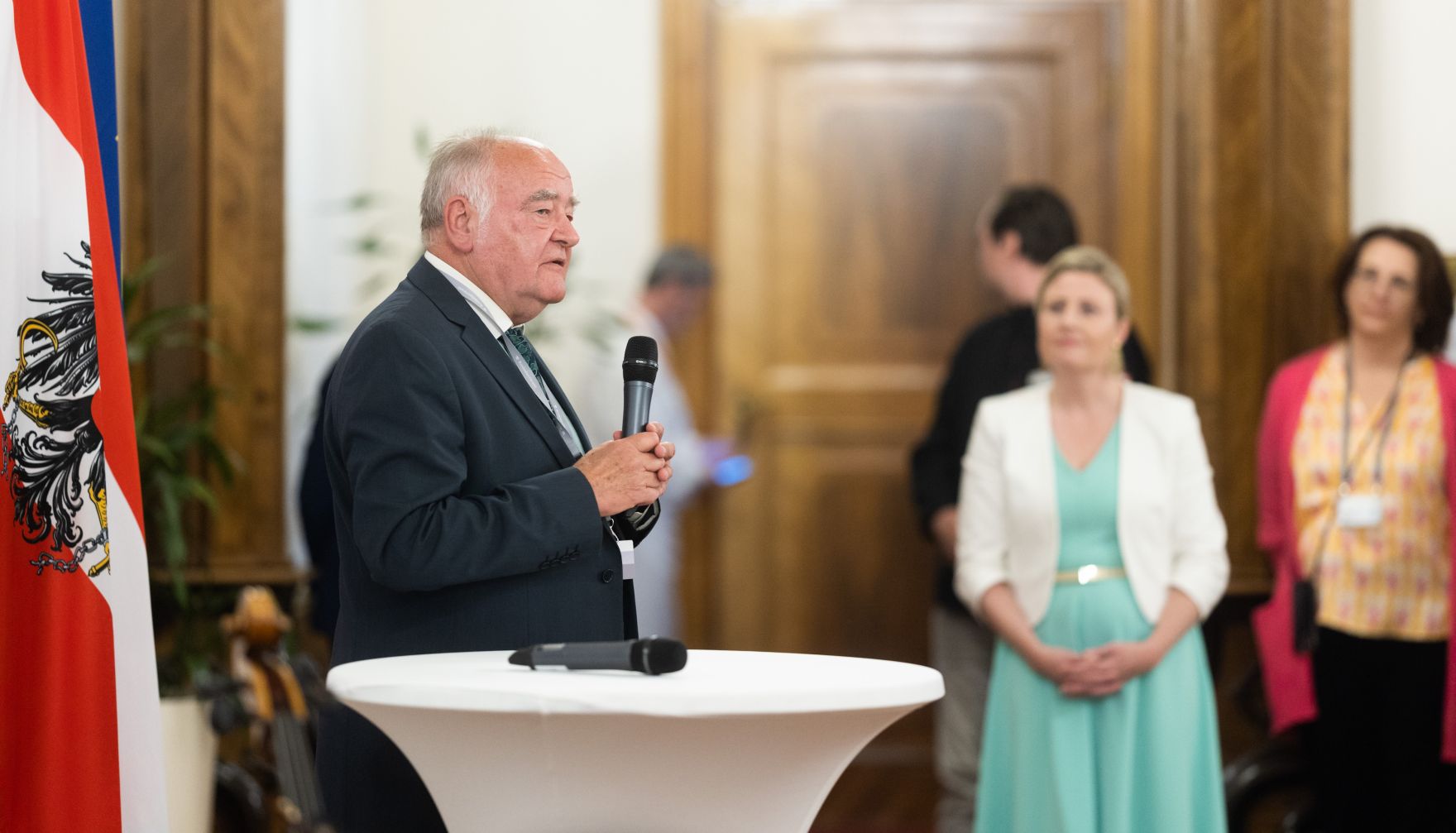Am 3. Mai 2023 empfing Bundesministerin Susanne Raab (2.v.r.) anl&auml;sslich 40 Jahre Buddhismus in &Ouml;sterreich Vertreterinnen und Vertreter der &Ouml;sterreichischen Religionsgesellschaften. Im Bild mit Gerhard Wei&szlig;grab (l.) dem Pr&auml;sidenten der &Ouml;sterreichischen Buddhistischen Religionsgesellschaft.