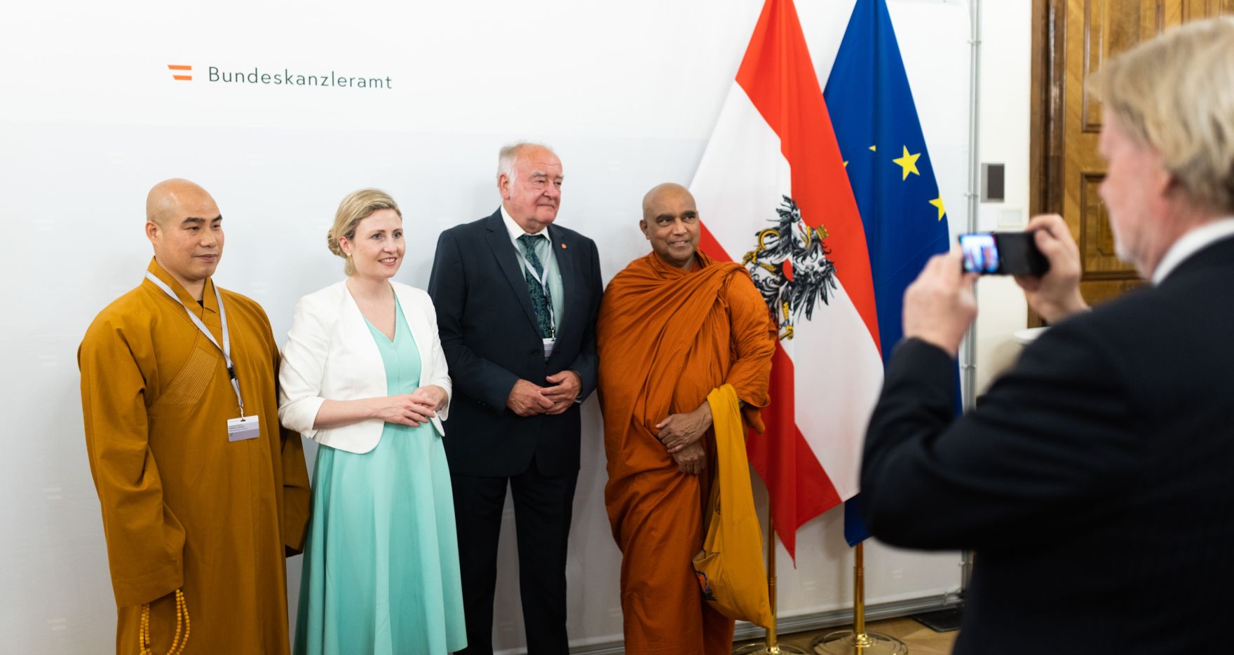 Am 3. Mai 2023 empfing Bundesministerin Susanne Raab (2.v.l.) anl&auml;sslich 40 Jahre Buddhismus in &Ouml;sterreich Vertreterinnen und Vertreter der &Ouml;sterreichischen Religionsgesellschaften. Im Bild mit Gerhard Wei&szlig;grab (3.v.l.) dem Pr&auml;sidenten der &Ouml;sterreichischen Buddhistischen Religionsgesellschaft.