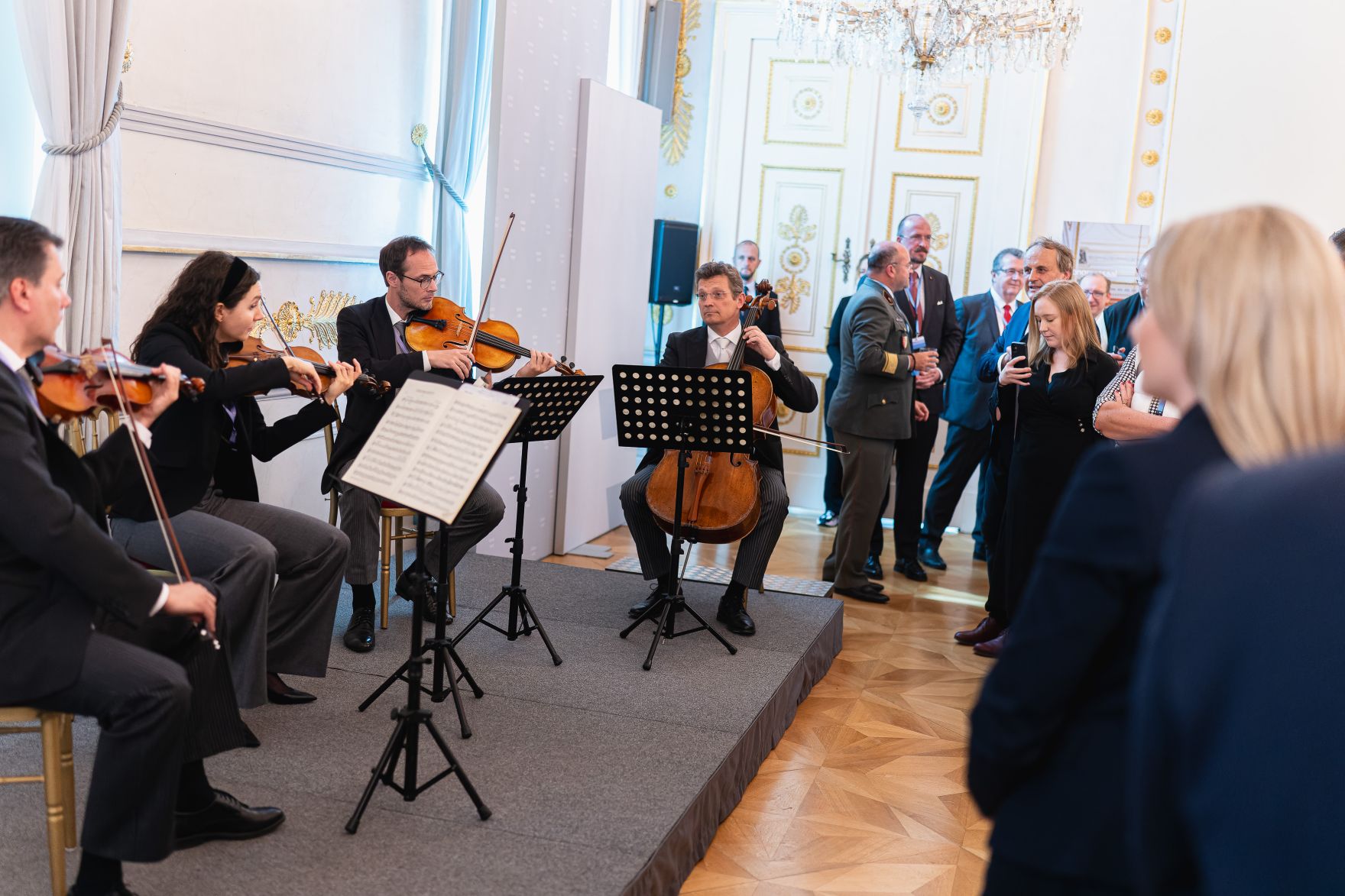 Am 15. April 2024 lud Bundesministerin Susanne Raab (r.) anl&auml;sslich des &bdquo;Empfang zur Osterzeit&ldquo; zahlreiche Vertreter der Kirchen und Religionsgesellschaften in &Ouml;sterreich, ins Bundeskanzleramt ein.