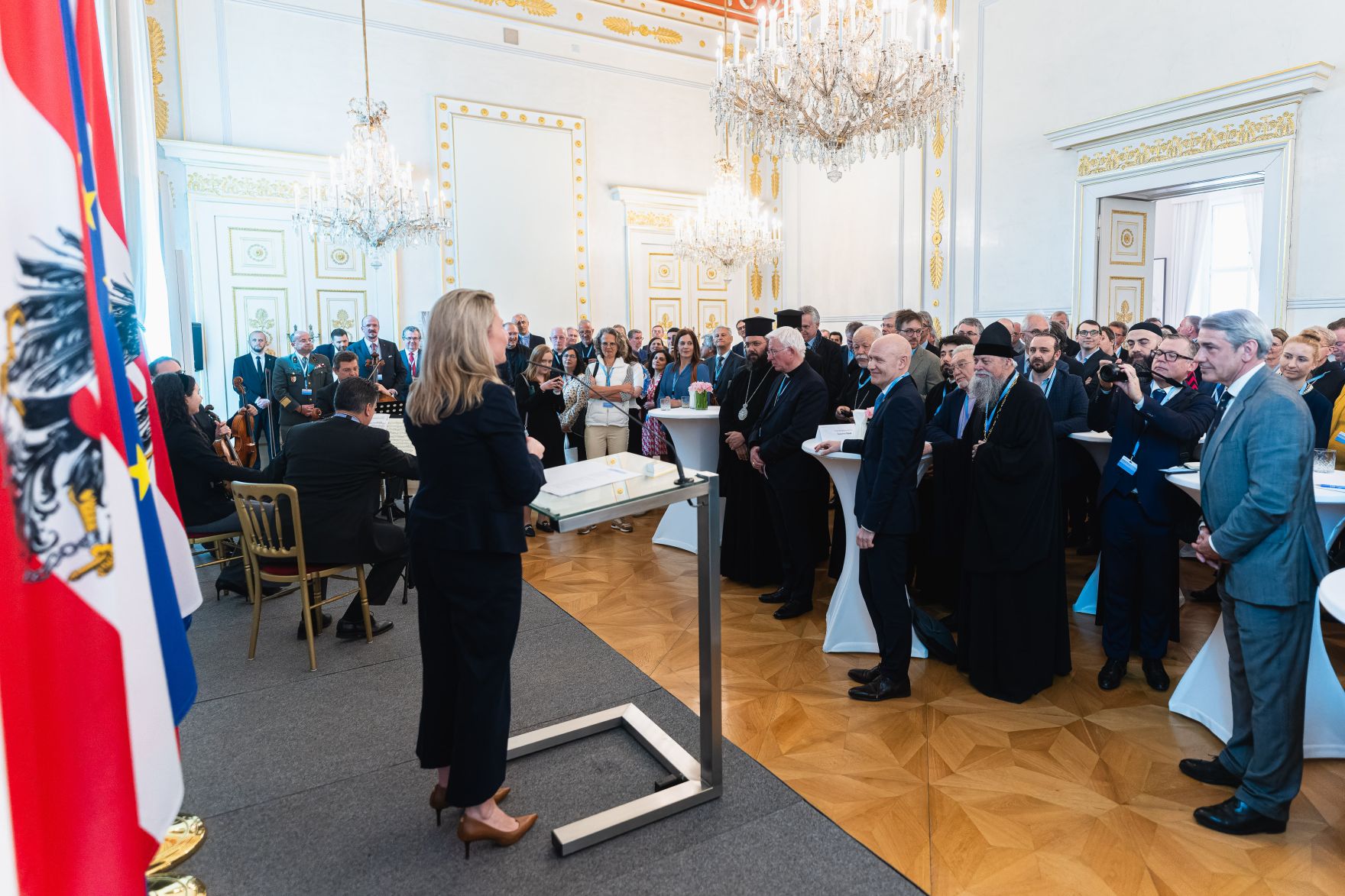 Am 15. April 2024 lud Bundesministerin Susanne Raab (l.) anl&auml;sslich des &bdquo;Empfang zur Osterzeit&ldquo; zahlreiche Vertreter der Kirchen und Religionsgesellschaften in &Ouml;sterreich, ins Bundeskanzleramt ein.