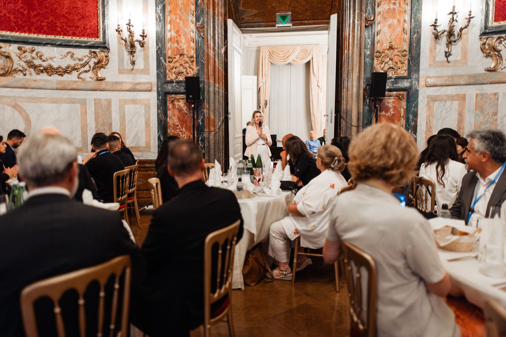 Am 11. Juli 2024 nahm Bundesministerin Susanne Raab (im Bild) am Fastenbrechen anl&auml;sslich der alevitischen Trauer- und Fastenzeit Muharrem teil.