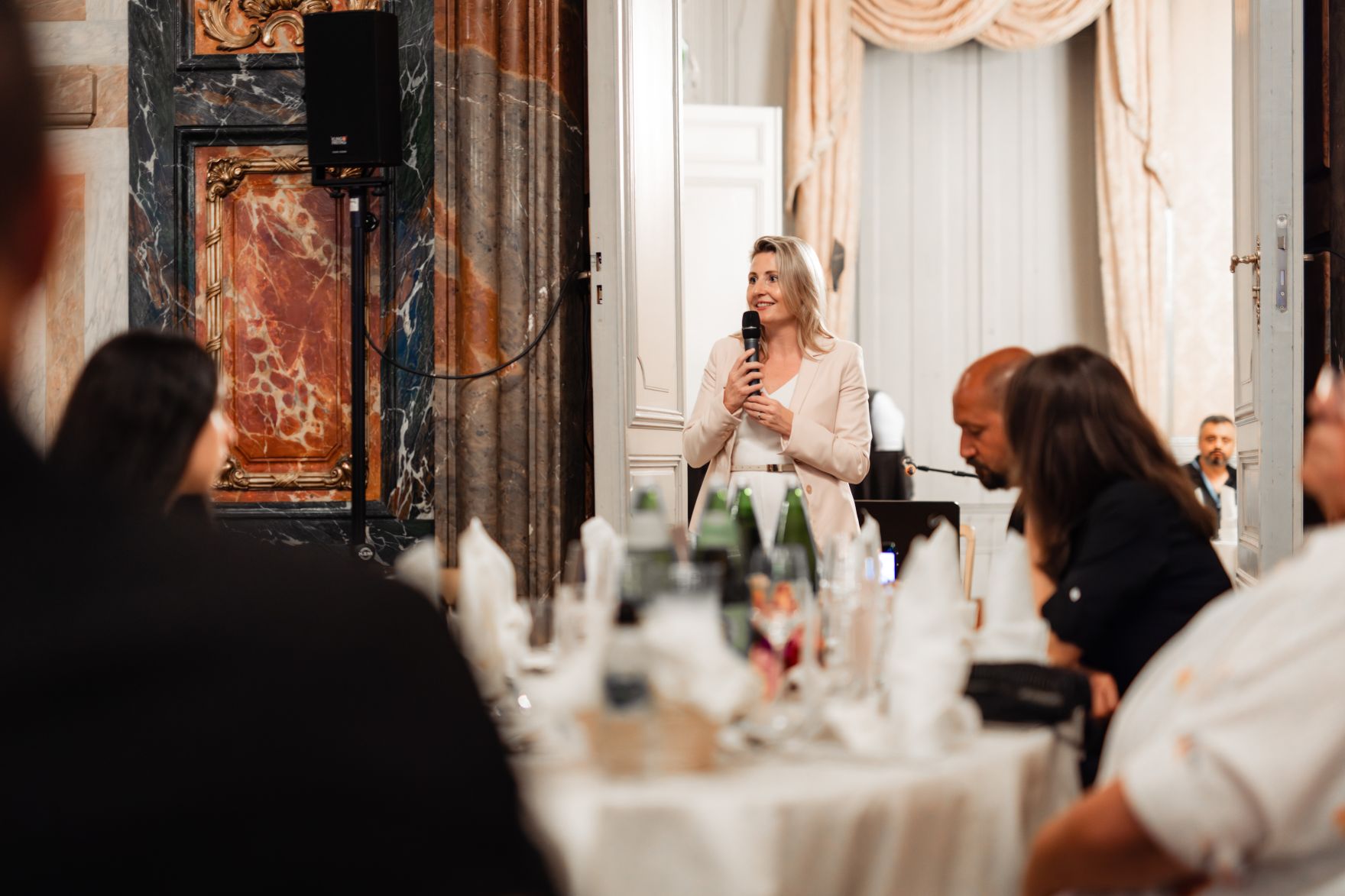 Am 11. Juli 2024 nahm Bundesministerin Susanne Raab (im Bild) am Fastenbrechen anl&auml;sslich der alevitischen Trauer- und Fastenzeit Muharrem teil.