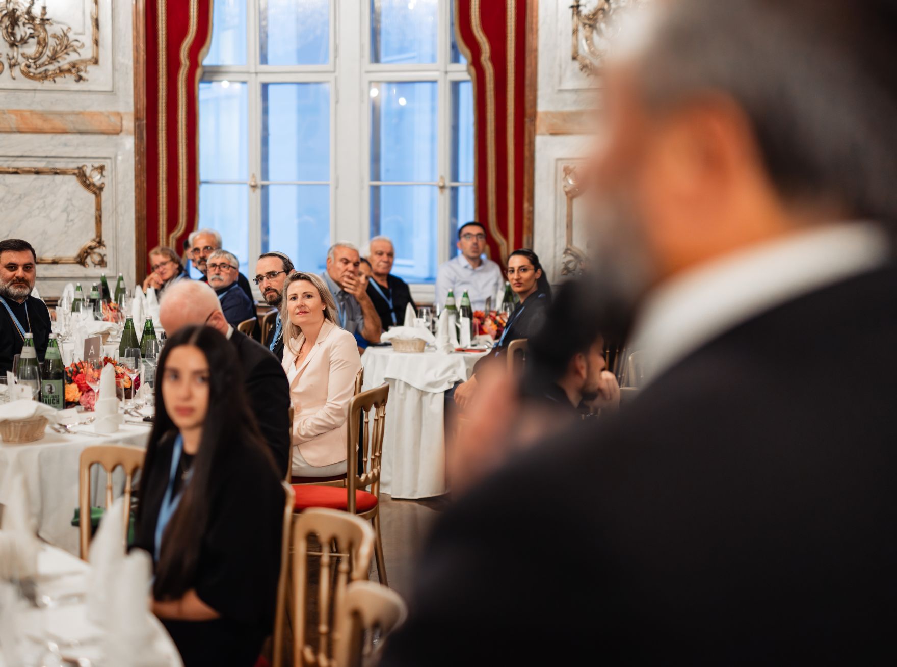 Am 11. Juli 2024 nahm Bundesministerin Susanne Raab (im Bild) am Fastenbrechen anl&auml;sslich der alevitischen Trauer- und Fastenzeit Muharrem teil.