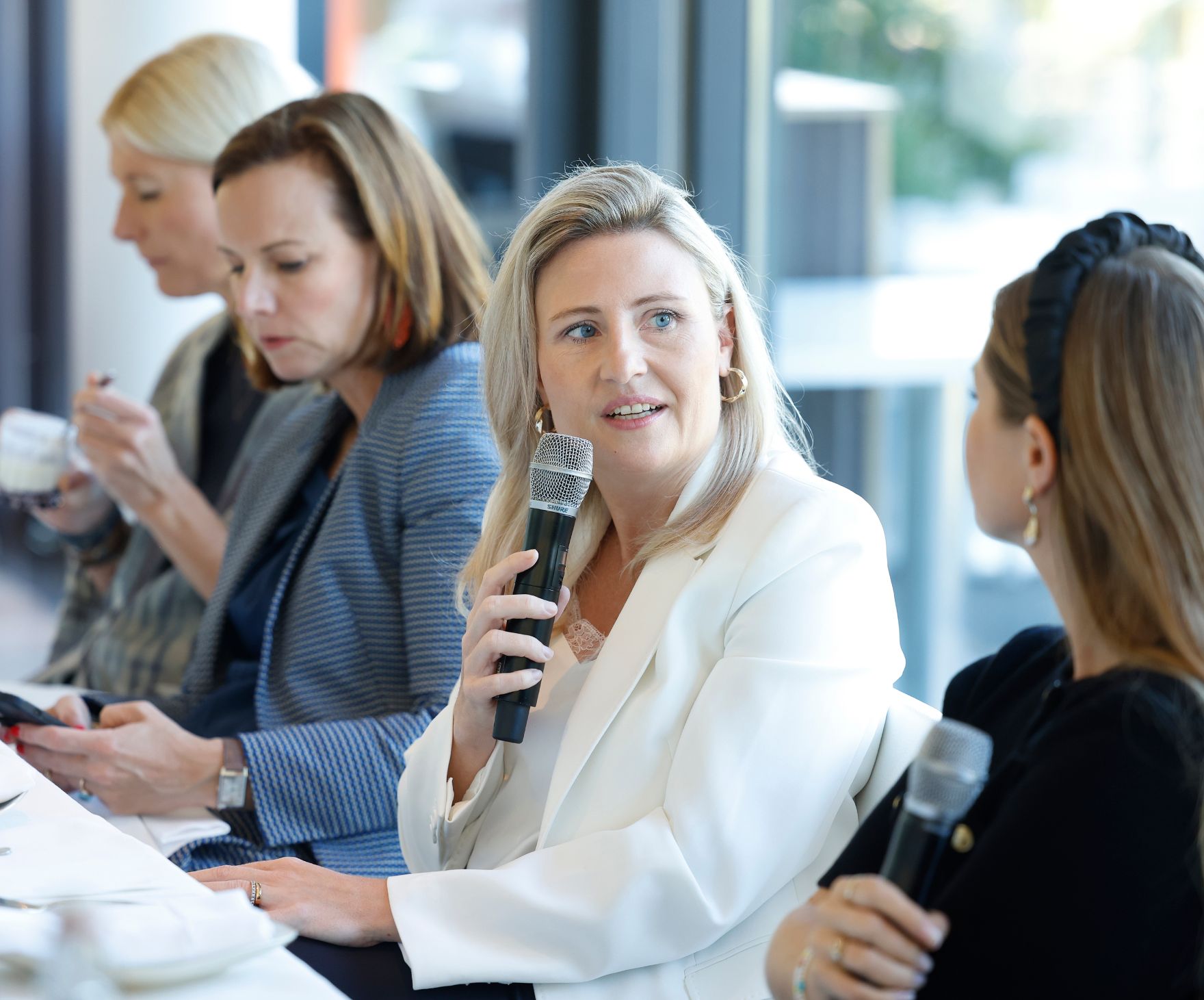 Am 10. September 2024 nahm Bundesministerin Susanne Raab (im Bild) am WOMAN Elevate Circle in der Meierei im Stadtpark teil.