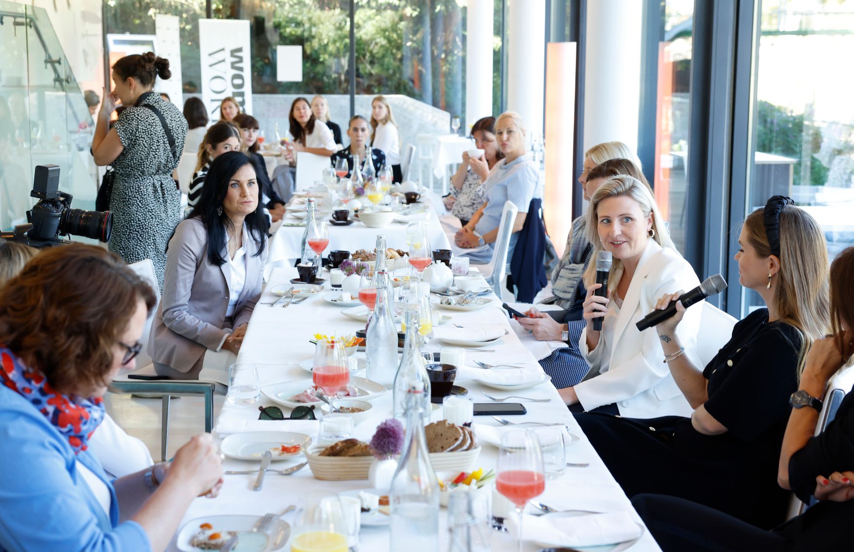 Am 10. September 2024 nahm Bundesministerin Susanne Raab (im Bild) am WOMAN Elevate Circle in der Meierei im Stadtpark teil.