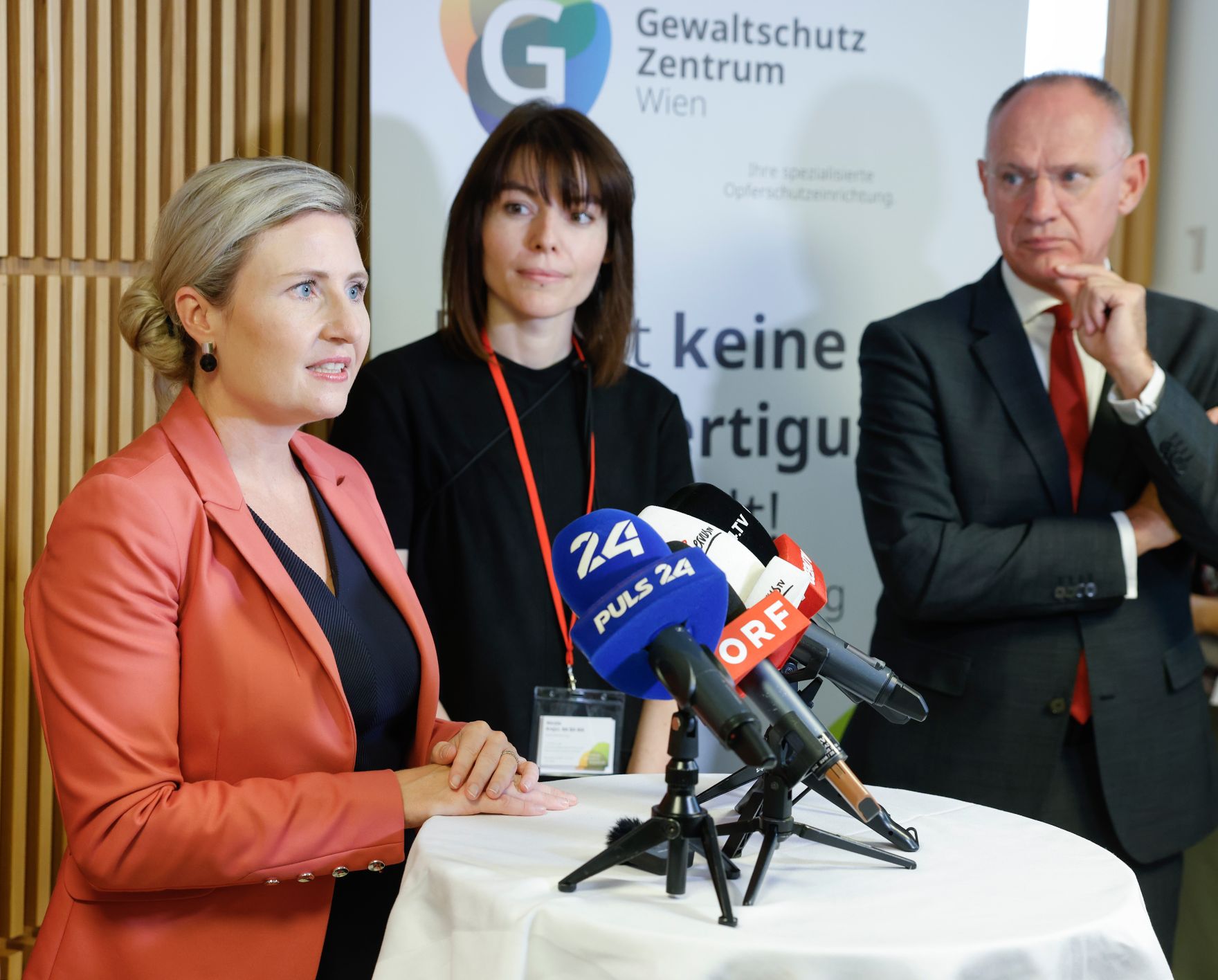 Am 11. September 2024 besuchte Bundesministerin Susanne Raab (l.) im Rahmen des Tags der Offenen T&uuml;r das Gewaltschutzzentrum Wien. Im Bild mit Bundesminister Gerhard Karner (r.).