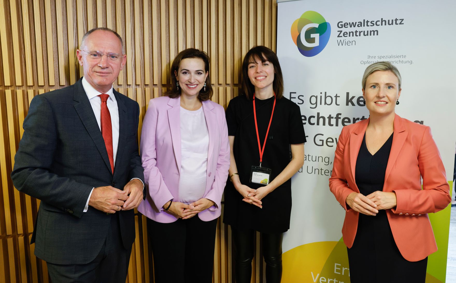 Am 11. September 2024 besuchte Bundesministerin Susanne Raab (r.) im Rahmen des Tags der Offenen T&uuml;r das Gewaltschutzzentrum Wien. Im Bild mit Bundesminister Gerhard Karner (l.) und Bundesministerin Alma Zadic (m.l.).