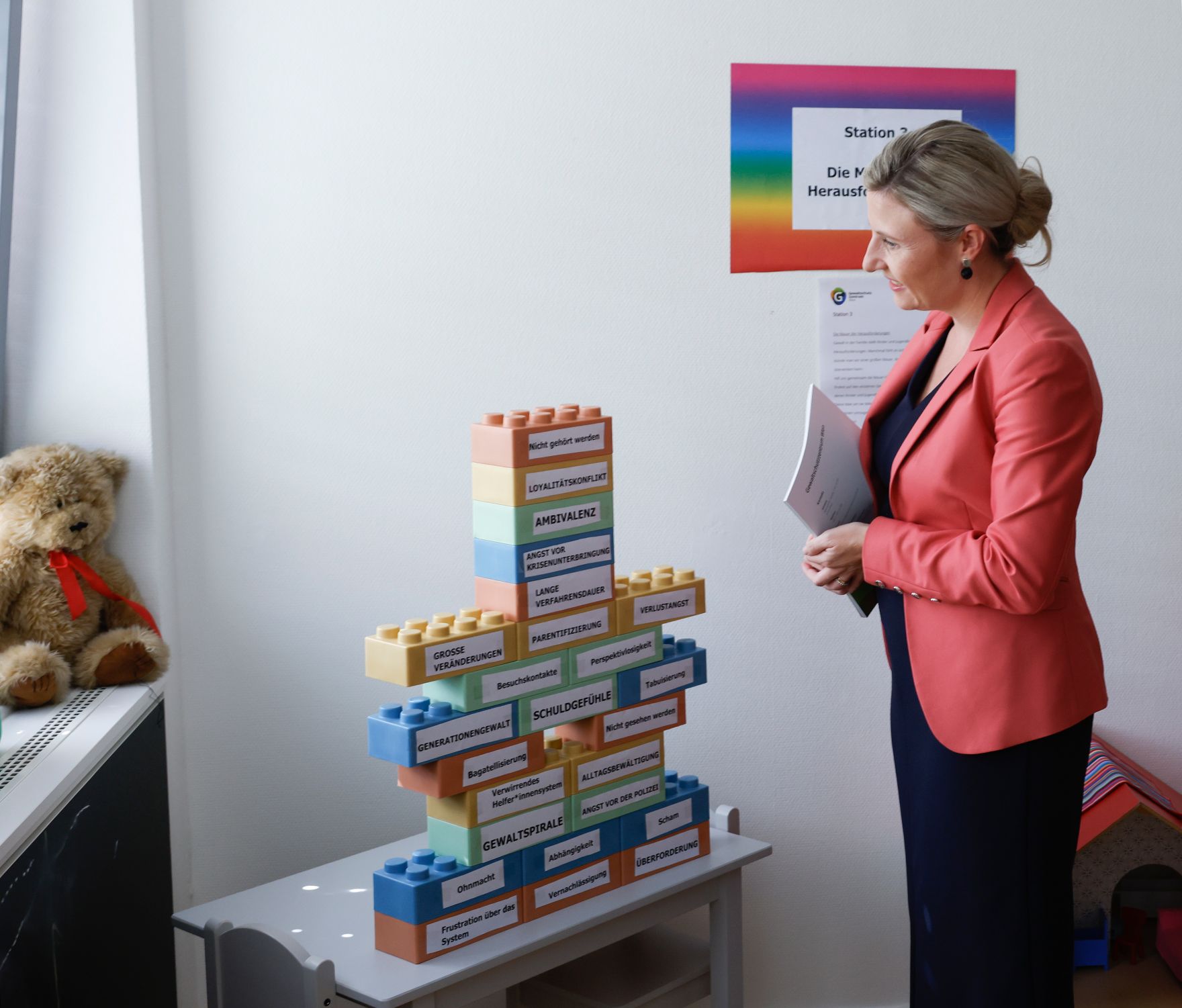 Am 11. September 2024 besuchte Bundesministerin Susanne Raab im Rahmen des Tags der Offenen T&uuml;r das Gewaltschutzzentrum Wien.