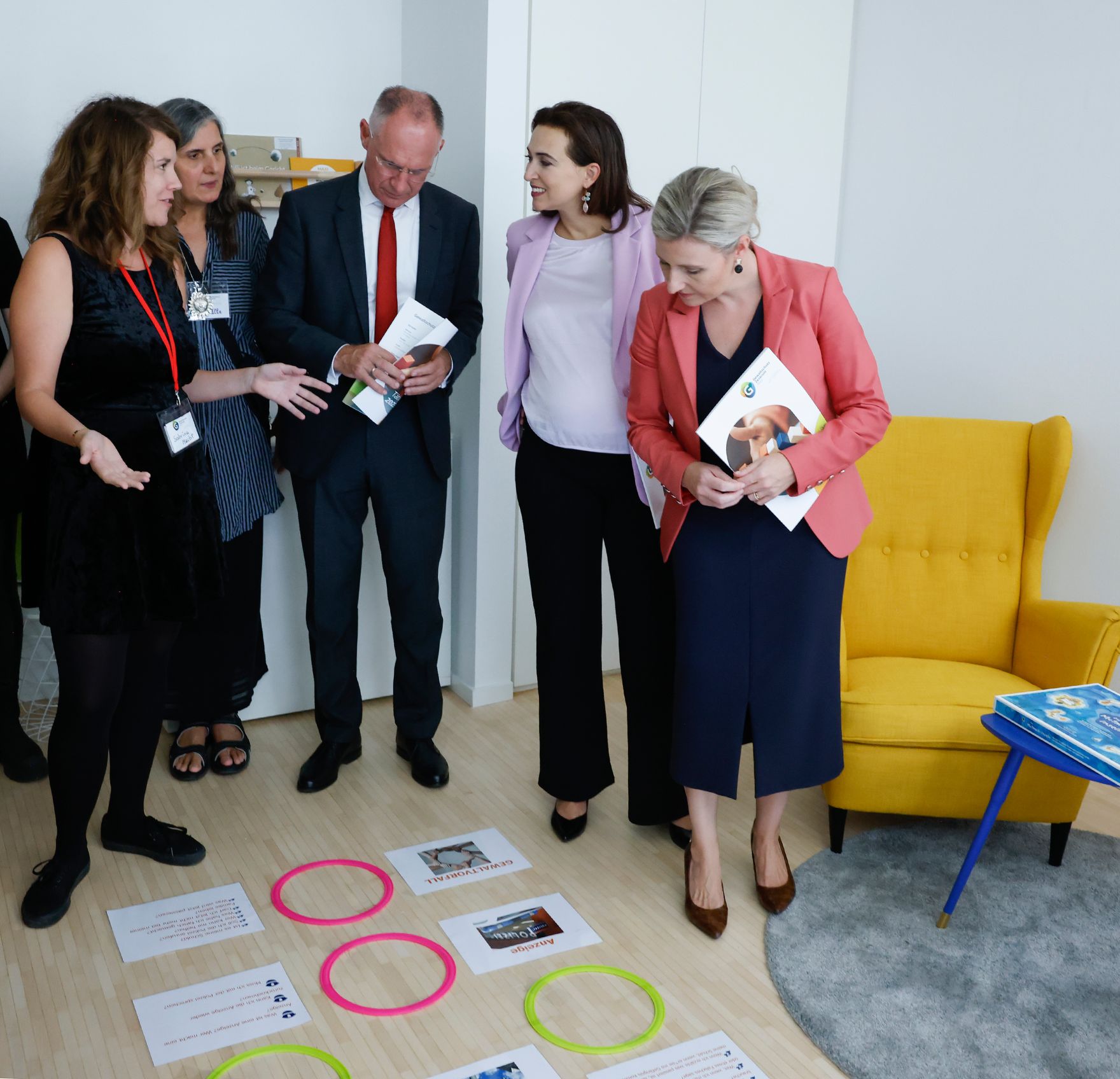 Am 11. September 2024 besuchte Bundesministerin Susanne Raab (r.) im Rahmen des Tags der Offenen T&uuml;r das Gewaltschutzzentrum Wien. Im Bild mit Bundesminister Gerhard Karner (m.) und Bundesministerin Alma Zadic (m.r.).