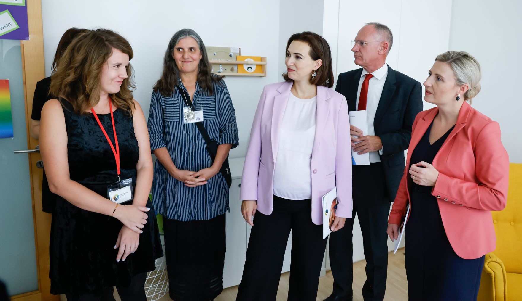 Am 11. September 2024 besuchte Bundesministerin Susanne Raab (r.) im Rahmen des Tags der Offenen T&uuml;r das Gewaltschutzzentrum Wien. Im Bild mit Bundesminister Gerhard Karner (m.r.) und Bundesministerin Alma Zadic (m.).