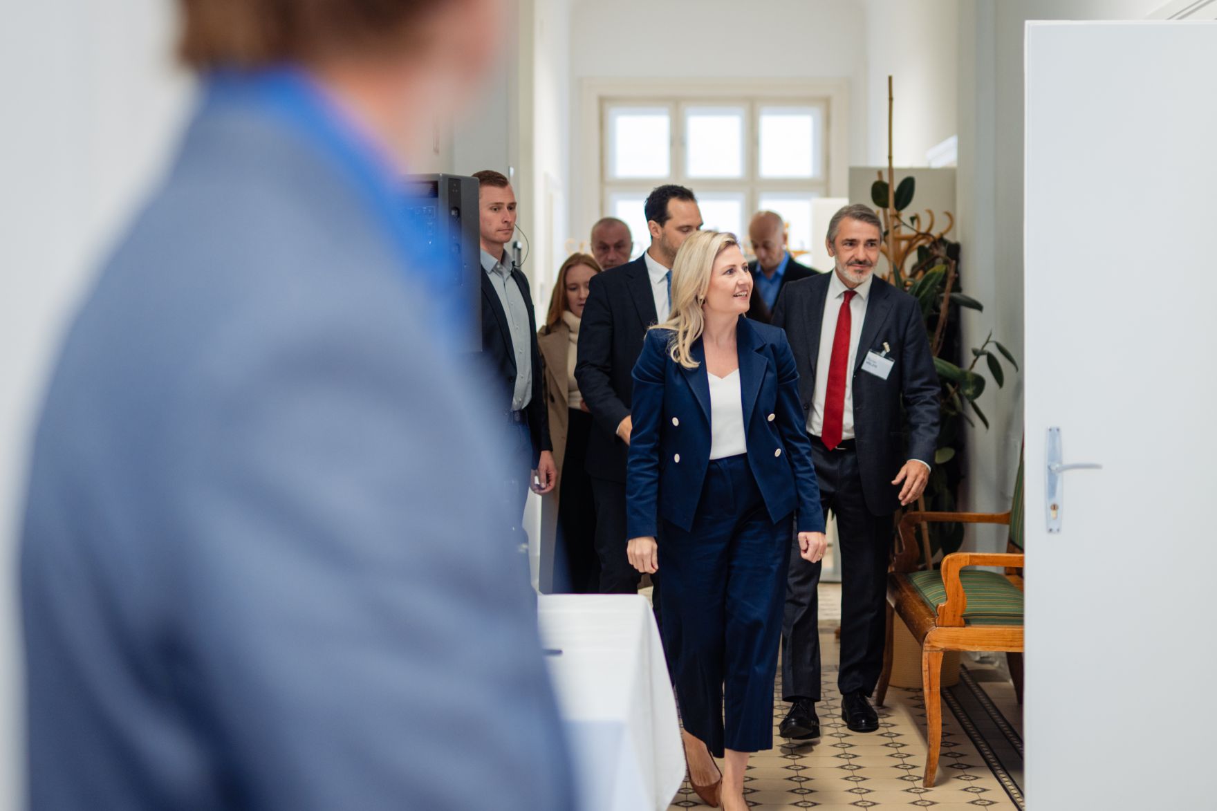 Am 12. September 2024 besuchte Bundesministerin Susanne Raab (m.) den Tag der offenen T&uuml;r im Kultusamt in Wien.