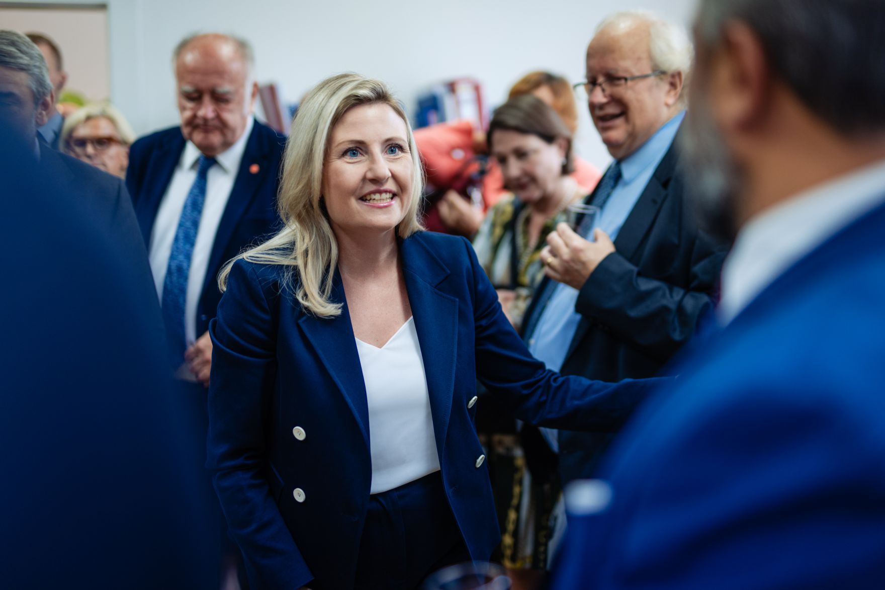 Am 12. September 2024 besuchte Bundesministerin Susanne Raab (m.) den Tag der offenen T&uuml;r im Kultusamt in Wien.