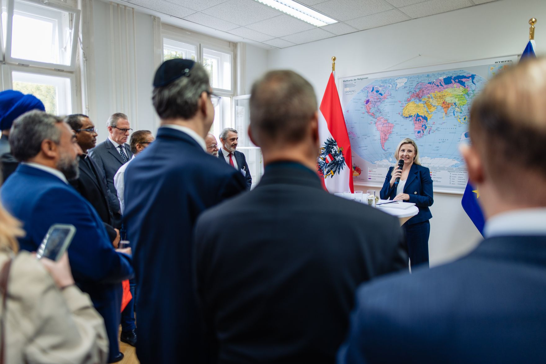 Am 12. September 2024 besuchte Bundesministerin Susanne Raab (m.r.) den Tag der offenen T&uuml;r im Kultusamt in Wien.