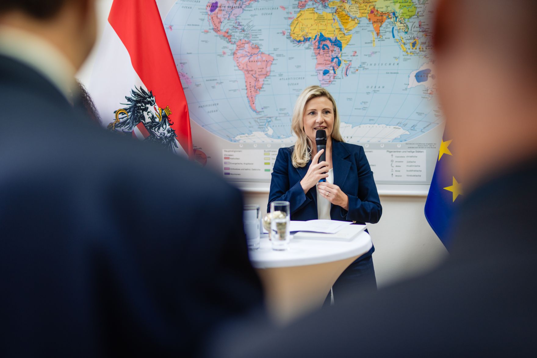 Am 12. September 2024 besuchte Bundesministerin Susanne Raab (m.) den Tag der offenen T&uuml;r im Kultusamt in Wien.