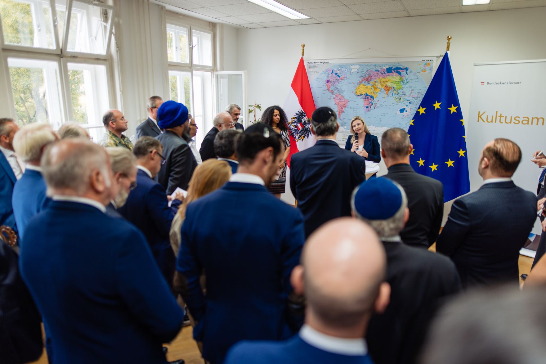 Am 12. September 2024 besuchte Bundesministerin Susanne Raab (m.r.) den Tag der offenen T&uuml;r im Kultusamt in Wien.