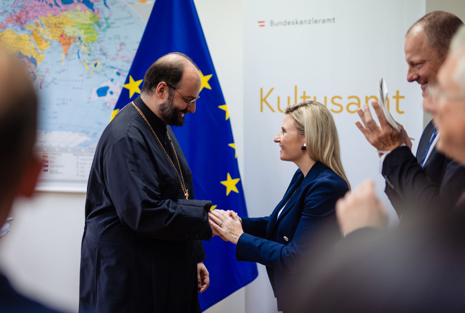 Am 12. September 2024 besuchte Bundesministerin Susanne Raab (m.r.) den Tag der offenen T&uuml;r im Kultusamt in Wien.