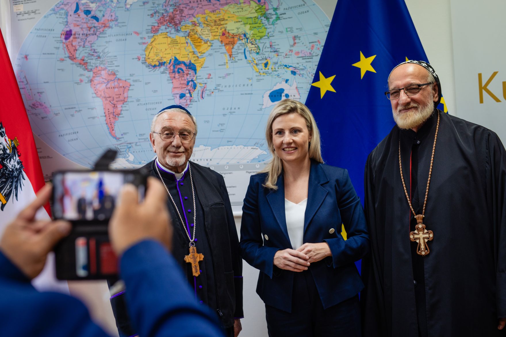 Am 12. September 2024 besuchte Bundesministerin Susanne Raab (m.) den Tag der offenen T&uuml;r im Kultusamt in Wien.