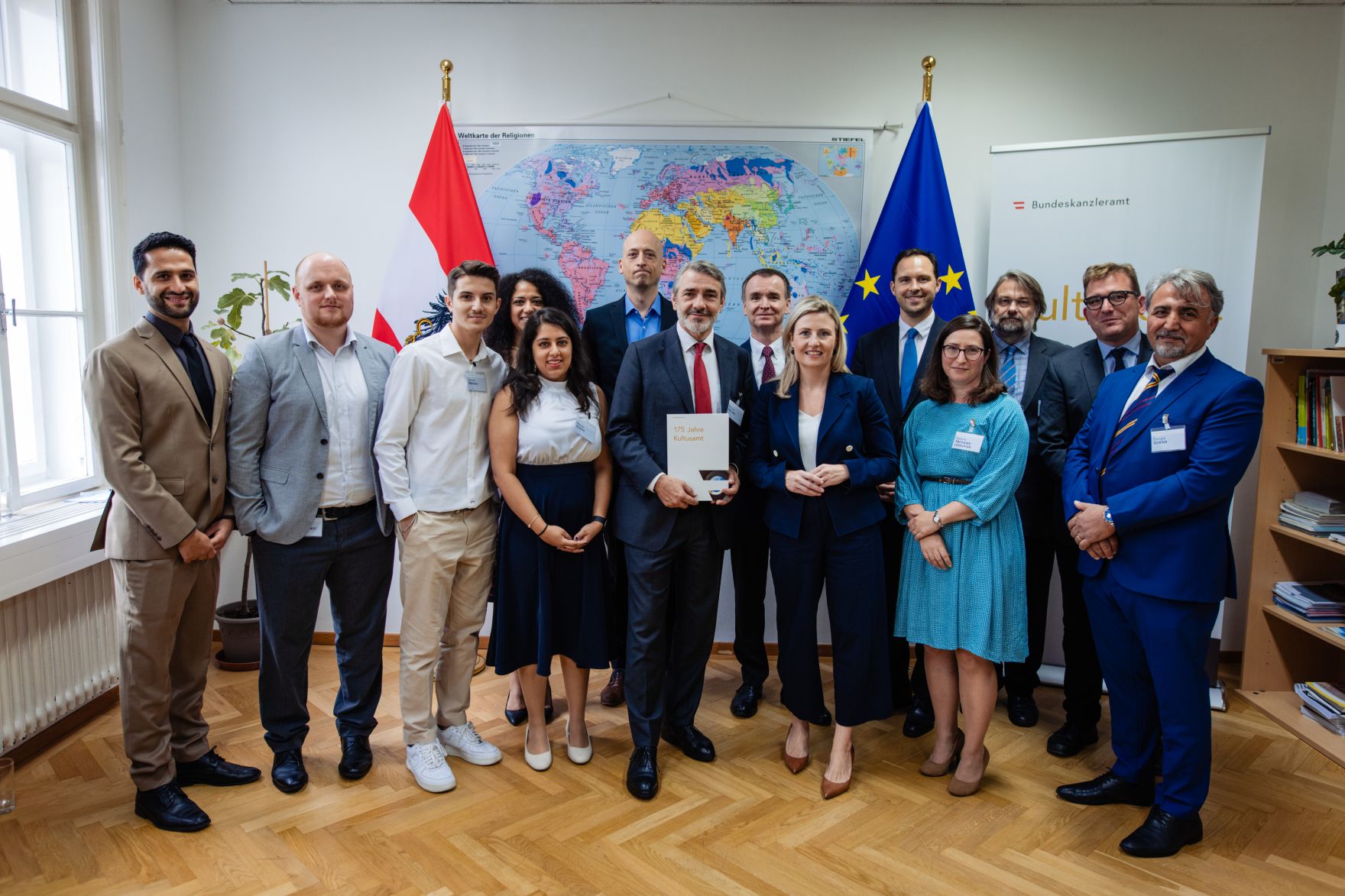 Am 12. September 2024 besuchte Bundesministerin Susanne Raab (m.r.) den Tag der offenen T&uuml;r im Kultusamt in Wien.