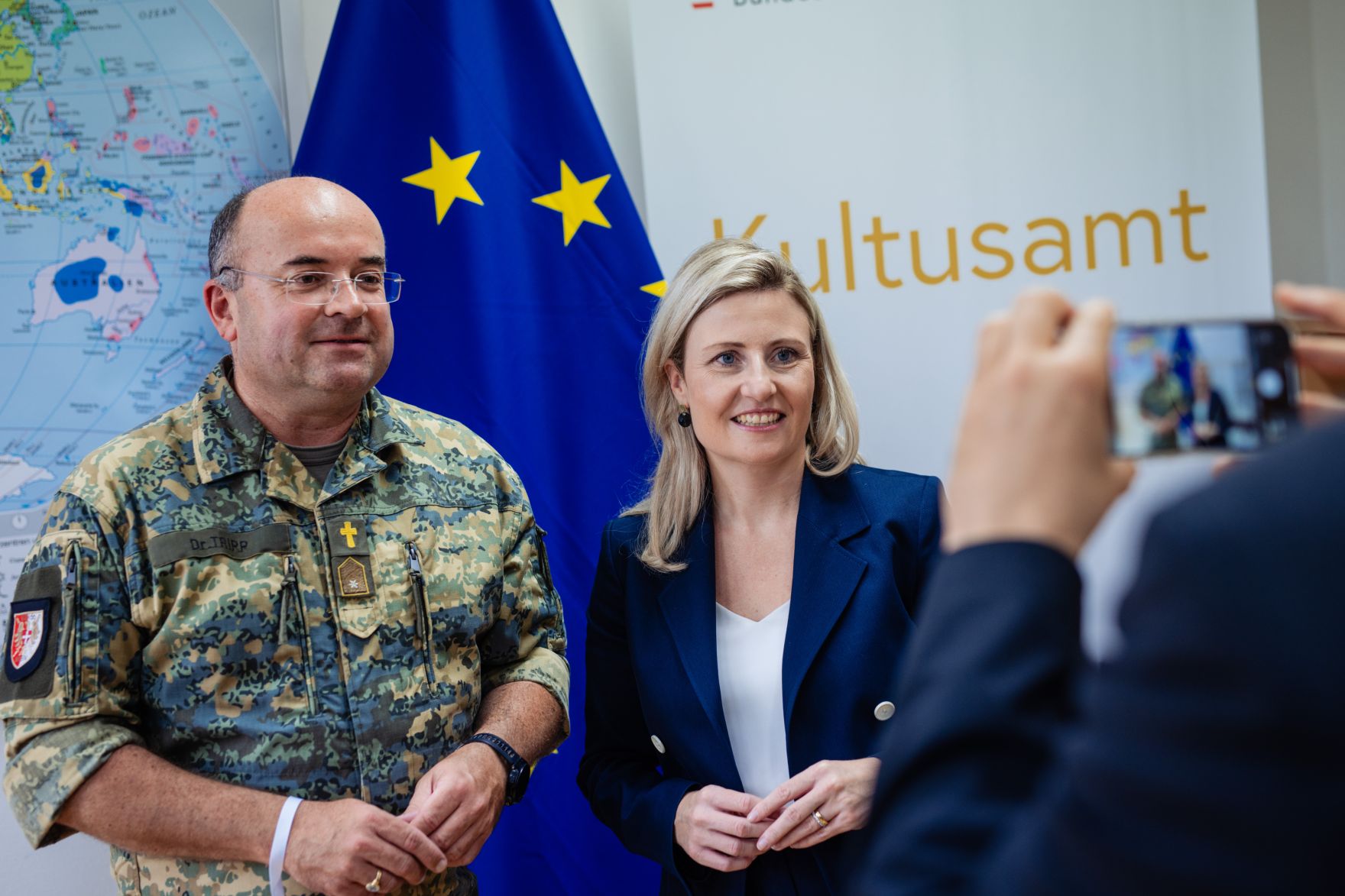 Am 12. September 2024 besuchte Bundesministerin Susanne Raab (m.) den Tag der offenen T&uuml;r im Kultusamt in Wien.