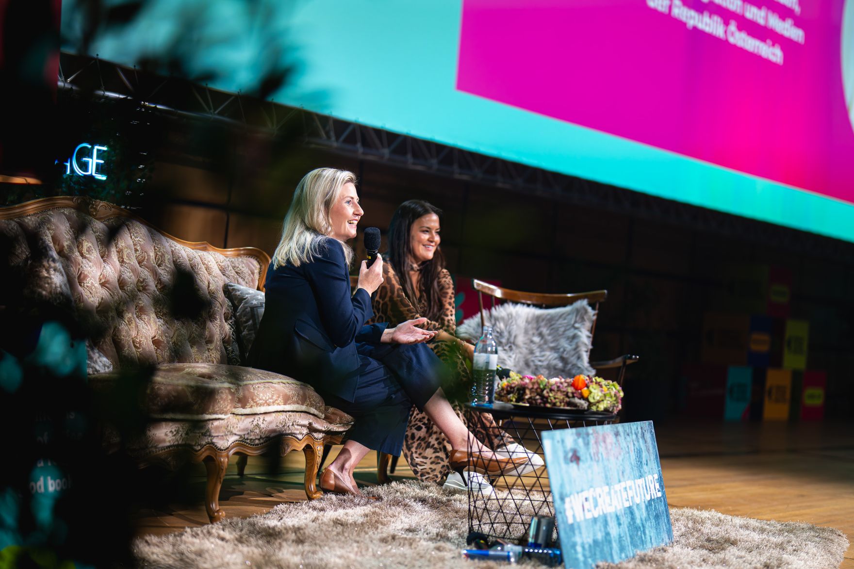 Am 10. Oktober 2024 nahm Bundesministerin Susanne Raab (l.) an der Veranstaltung &bdquo;Female Future Festival Vienna&ldquo; teil.