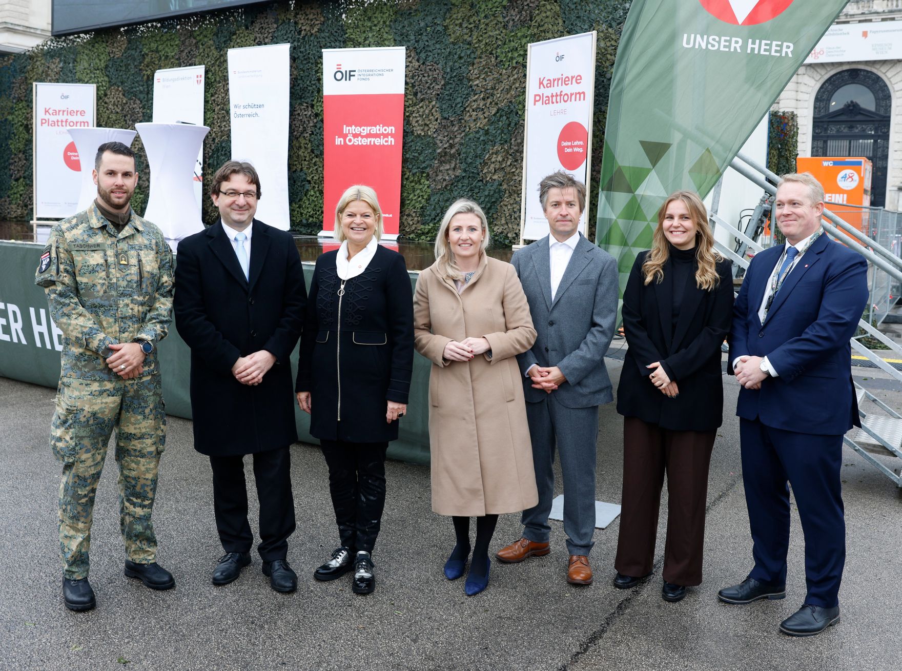 Am 23. Oktober 2024 besuchte Bundesministerin Susanne Raab (im Bild) die &bdquo;Karriereplattform: Lehre&ldquo; am Heldenplatz.