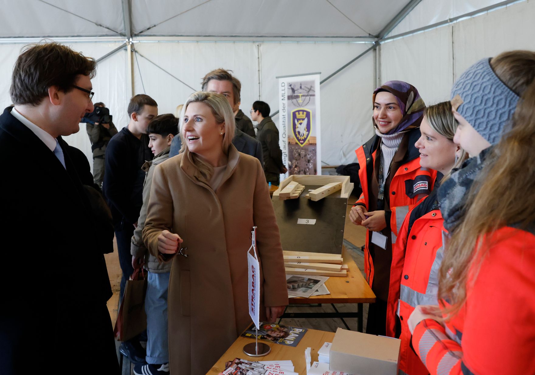 Am 23. Oktober 2024 besuchte Bundesministerin Susanne Raab (im Bild) die &bdquo;Karriereplattform: Lehre&ldquo; am Heldenplatz.