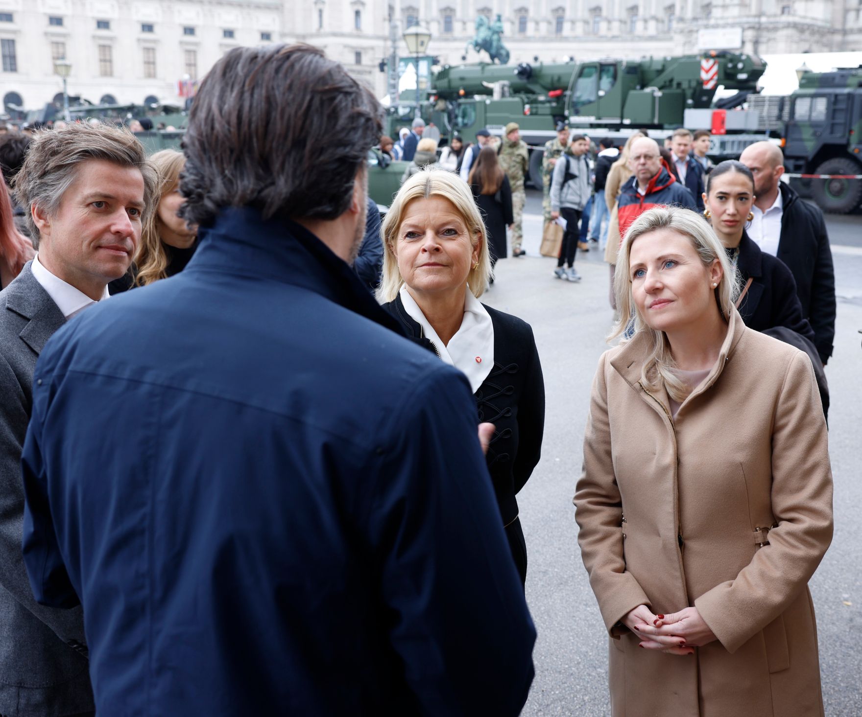 Am 23. Oktober 2024 besuchte Bundesministerin Susanne Raab (im Bild) die &bdquo;Karriereplattform: Lehre&ldquo; am Heldenplatz.