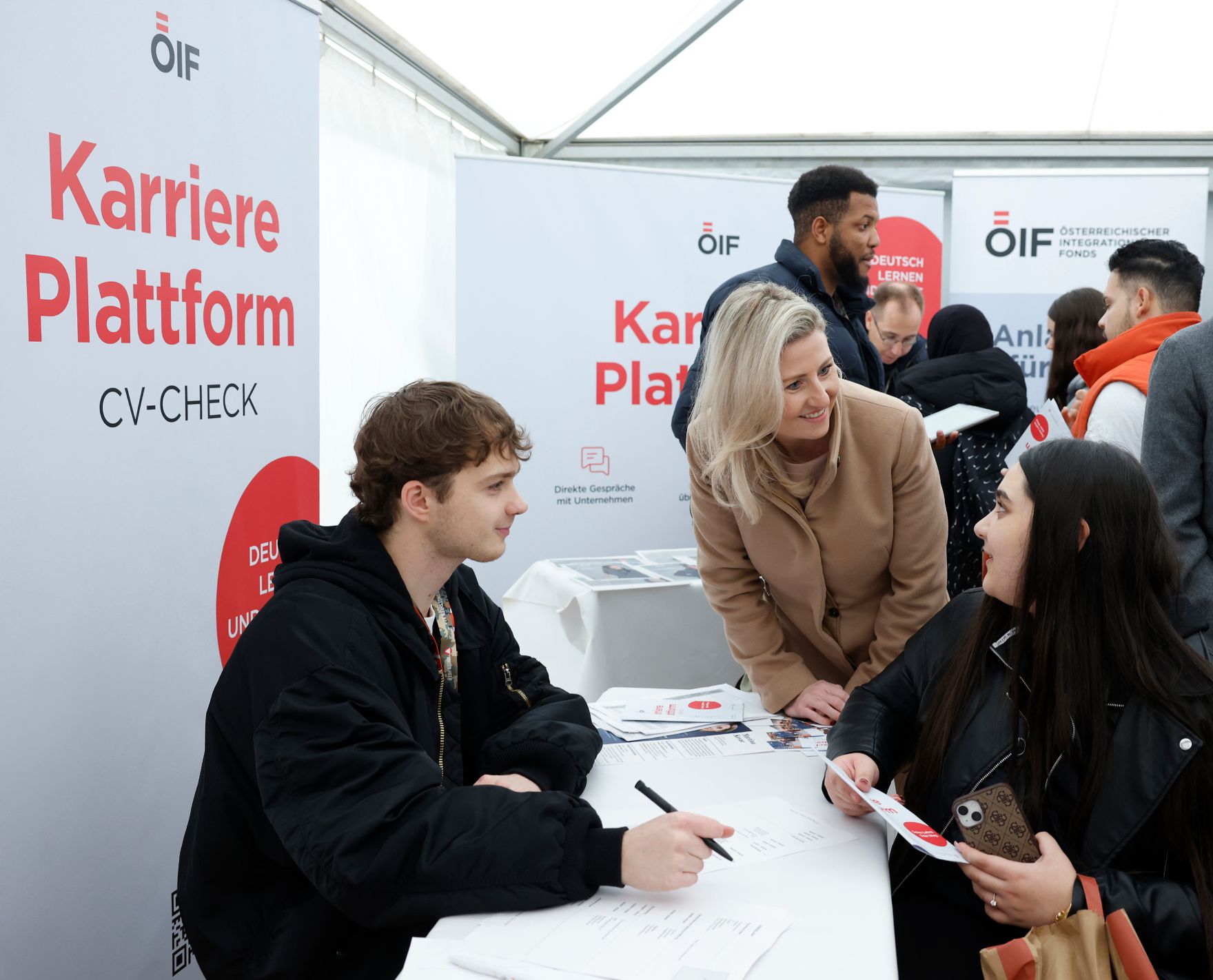 Am 23. Oktober 2024 besuchte Bundesministerin Susanne Raab (im Bild) die &bdquo;Karriereplattform: Lehre&ldquo; am Heldenplatz.