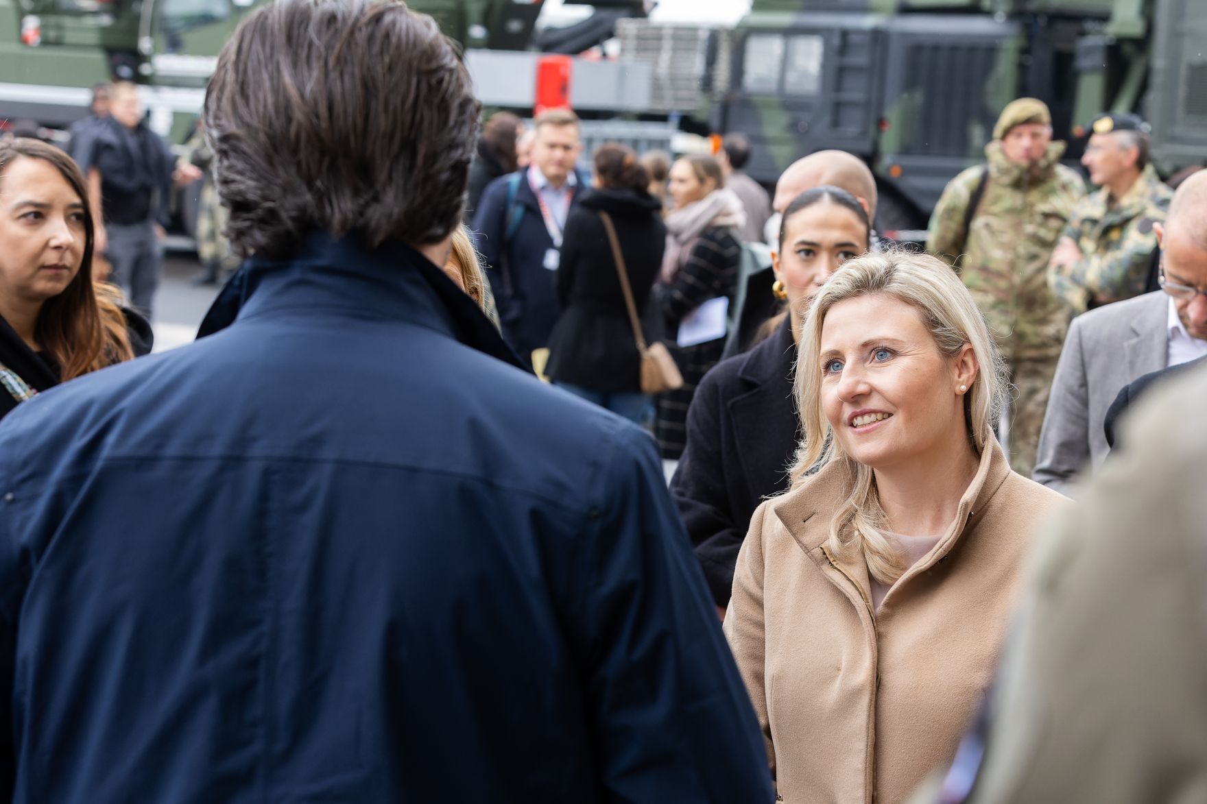 Am 23. Oktober 2024 besuchte Bundesministerin Susanne Raab (r.) die &bdquo;Karriereplattform: Lehre&ldquo; am Heldenplatz.