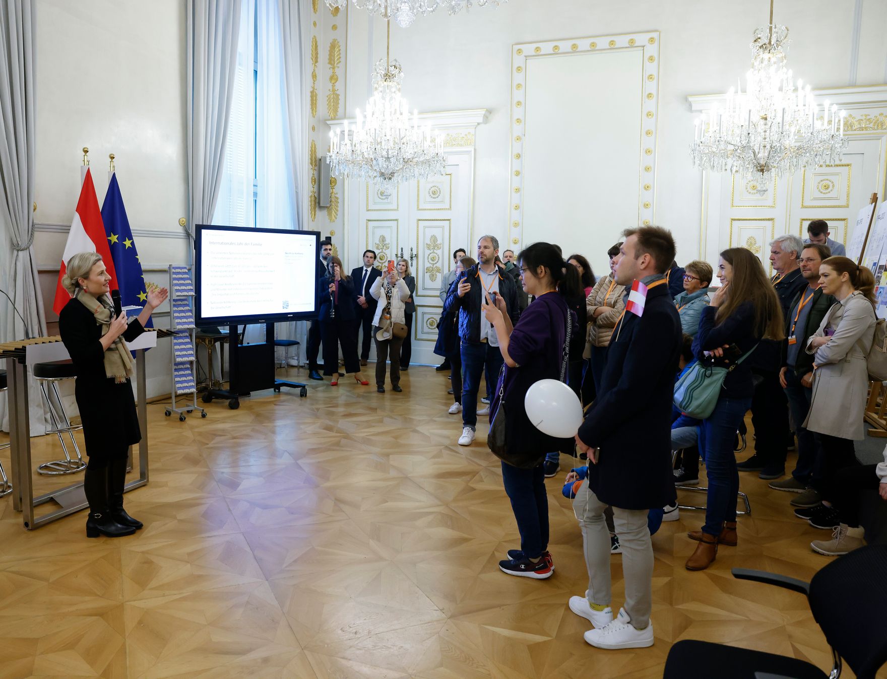Am 26. Oktober 2024 begr&uuml;&szlig;te Bundesministerin Susanne Raab (im Bild) Besucherinnen und Besucher im Bundeskanzleramt.