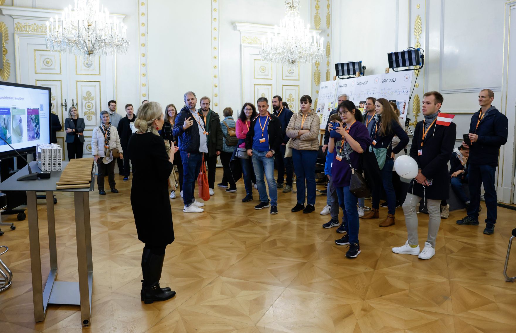 Am 26. Oktober 2024 begr&uuml;&szlig;te Bundesministerin Susanne Raab (im Bild) Besucherinnen und Besucher im Bundeskanzleramt.