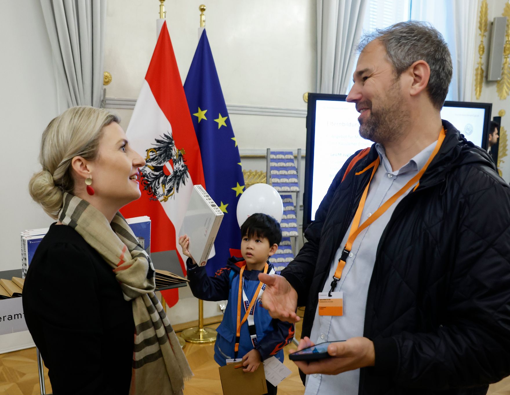 Am 26. Oktober 2024 begr&uuml;&szlig;te Bundesministerin Susanne Raab (im Bild) Besucherinnen und Besucher im Bundeskanzleramt.