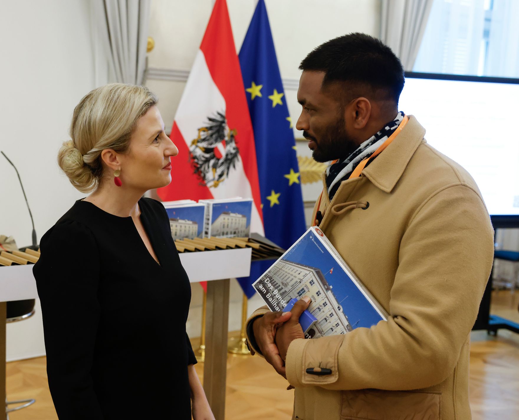 Am 26. Oktober 2024 begr&uuml;&szlig;te Bundesministerin Susanne Raab (im Bild) Besucherinnen und Besucher im Bundeskanzleramt.