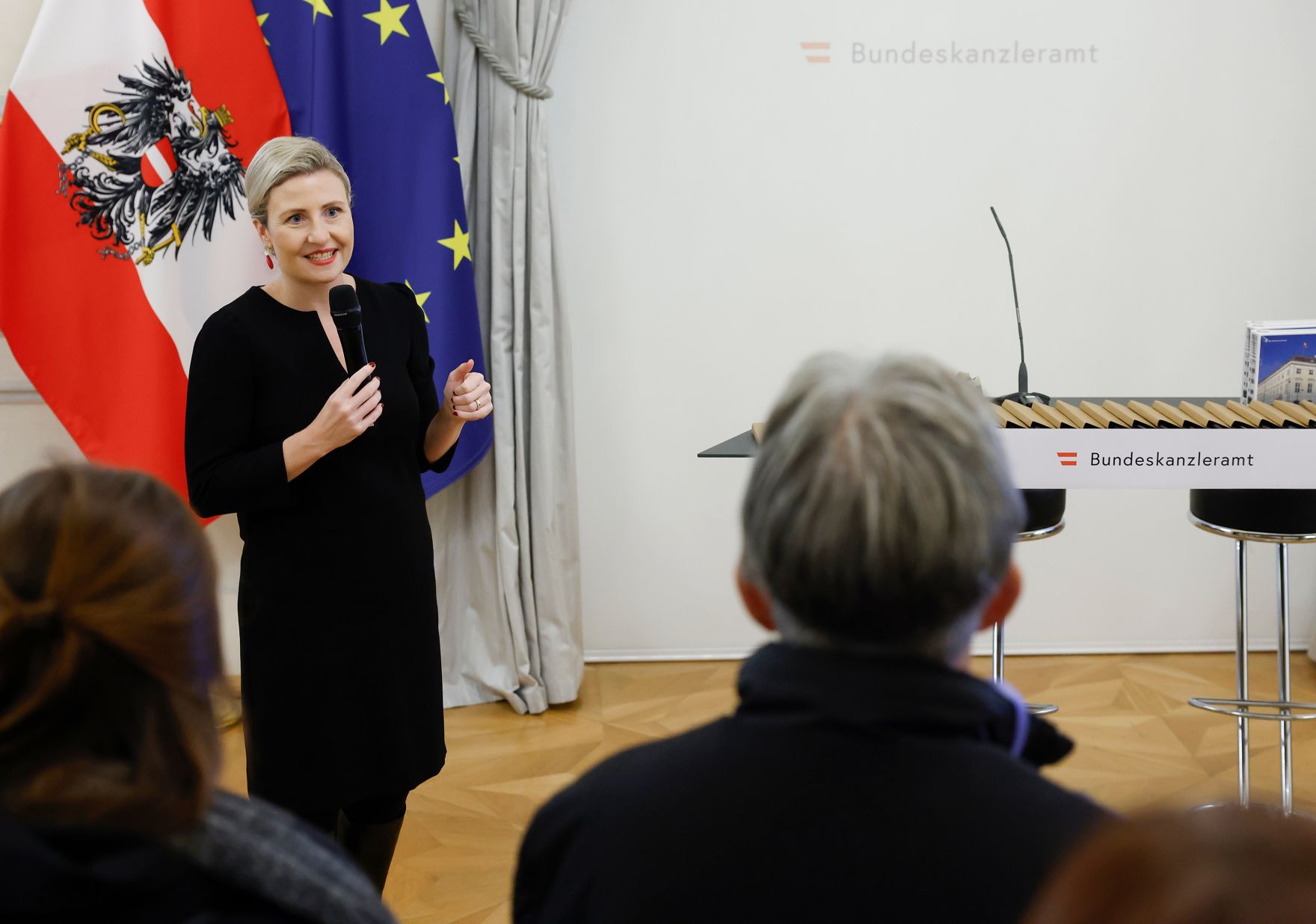 Am 26. Oktober 2024 begr&uuml;&szlig;te Bundesministerin Susanne Raab (im Bild) Besucherinnen und Besucher im Bundeskanzleramt.