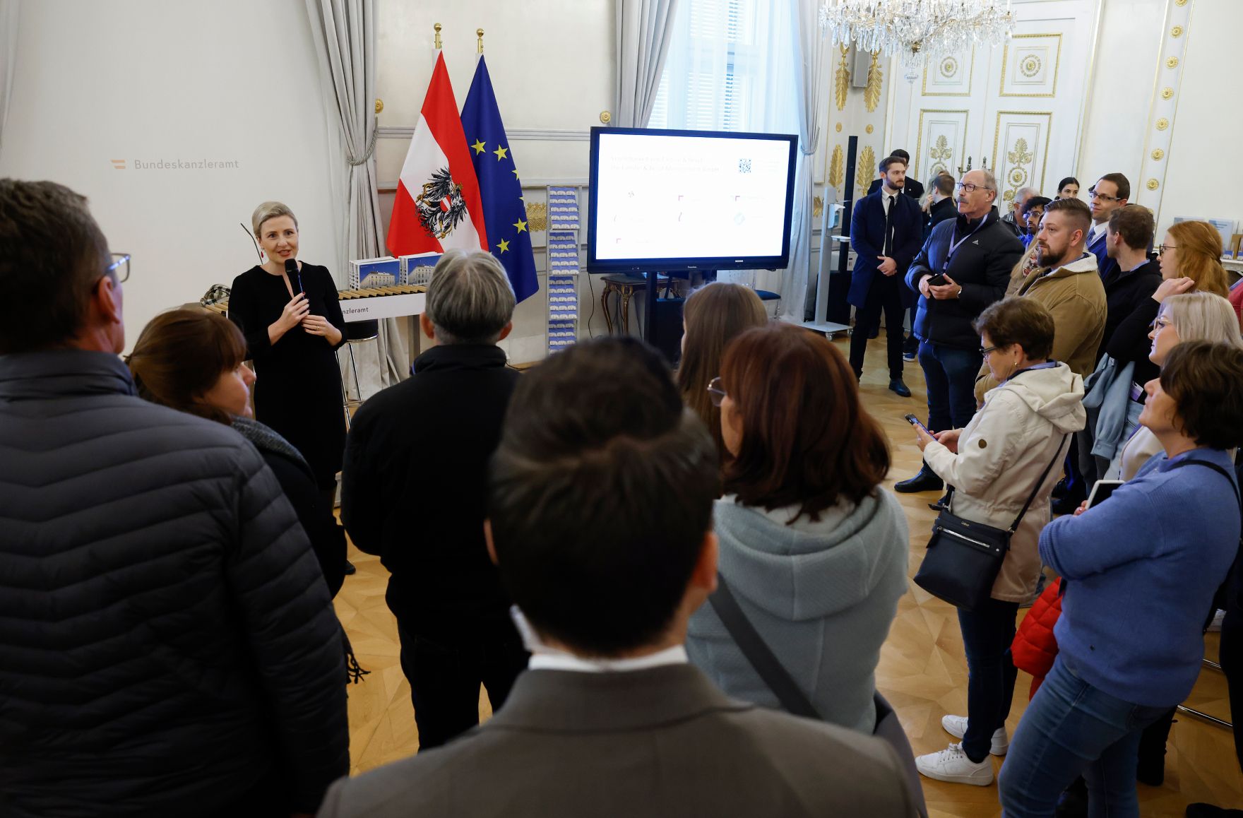 Am 26. Oktober 2024 begr&uuml;&szlig;te Bundesministerin Susanne Raab (im Bild) Besucherinnen und Besucher im Bundeskanzleramt.